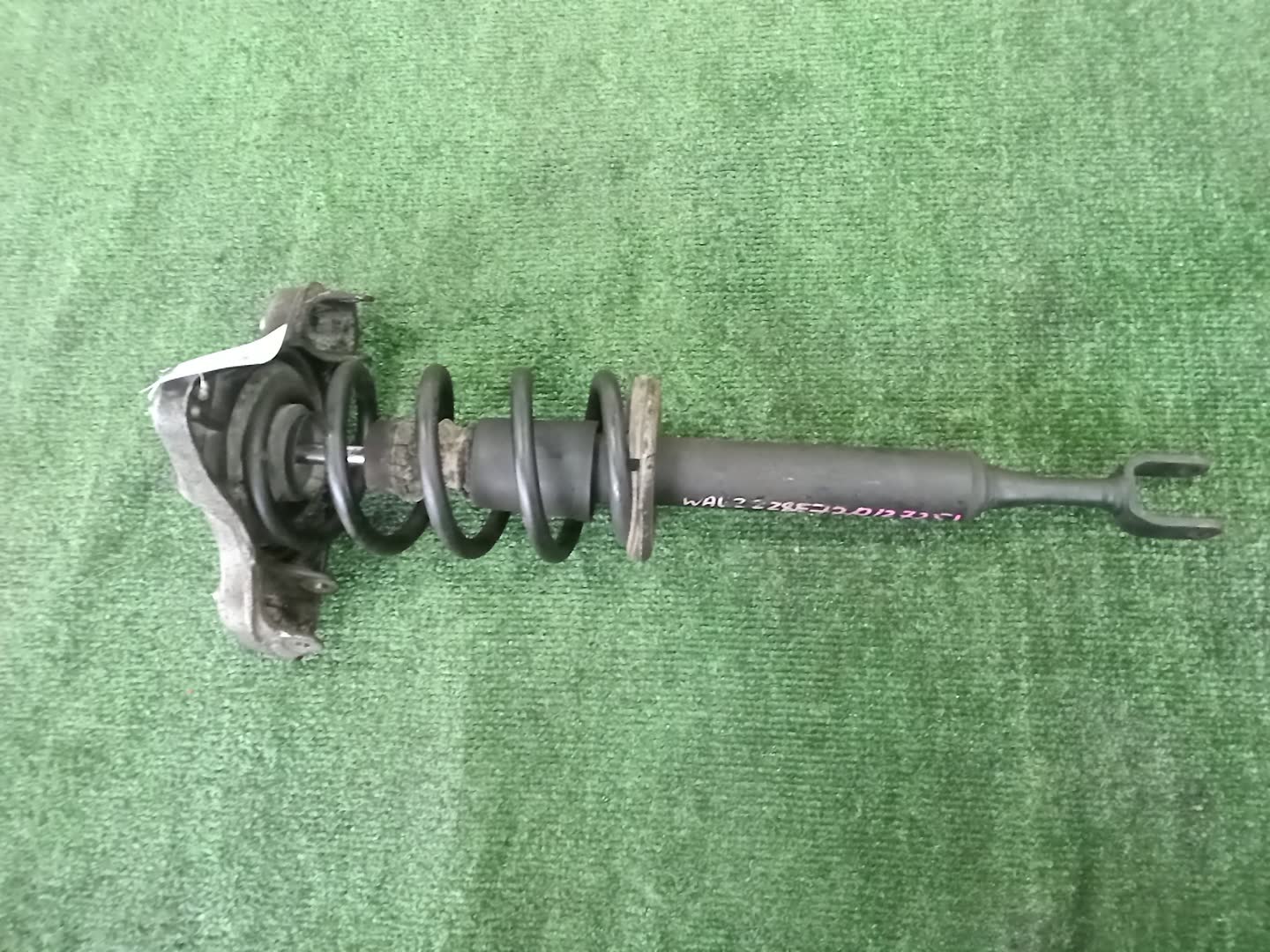 Стойка левая передняя AUDI A4 8EC 1 ракурс Стойка левая передняя AUDI A4 8EC 1 ракурс