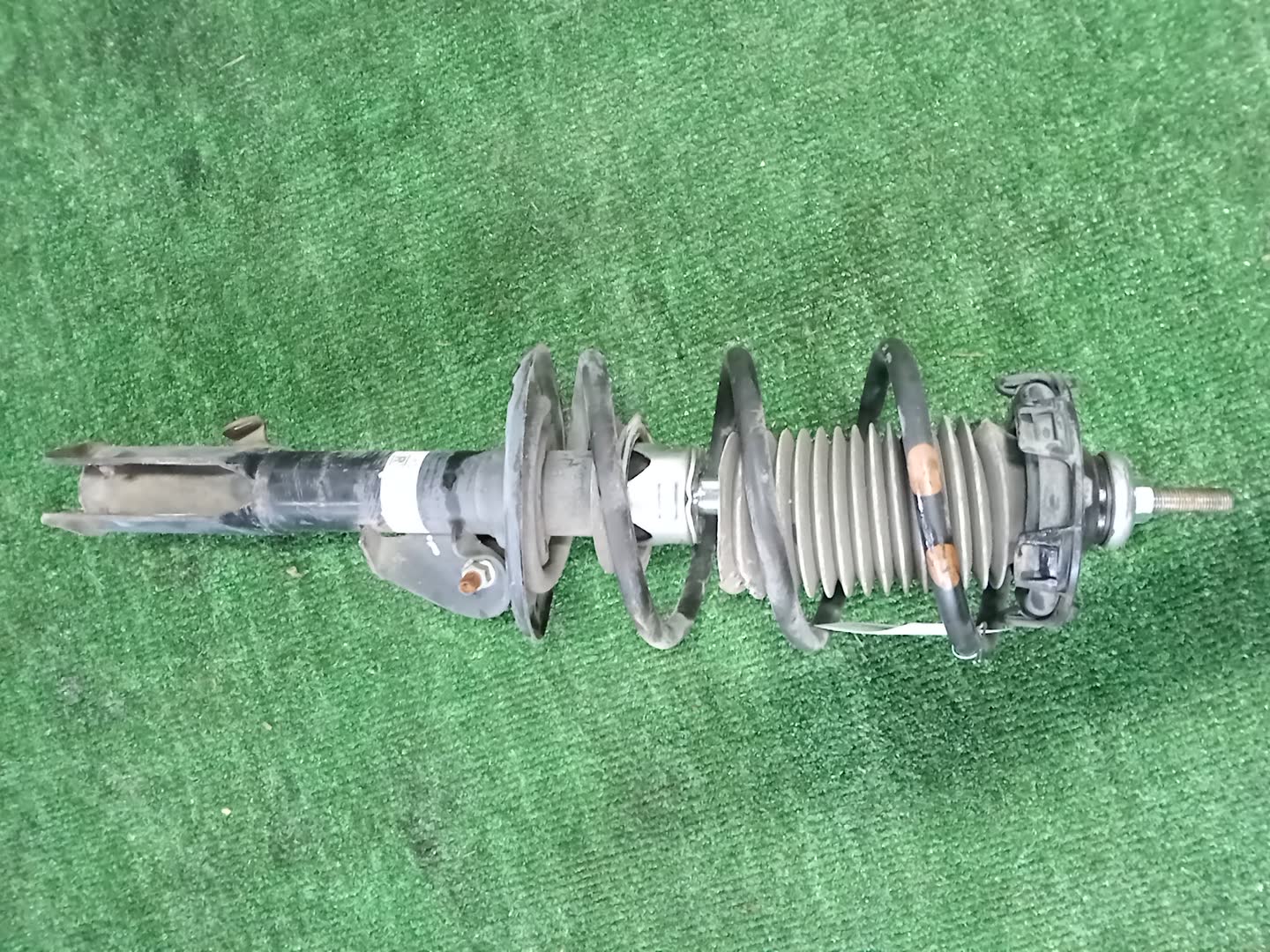 Стойка правая передняя HONDA FIT GD3, GD1 L15A, L13A 1 ракурс