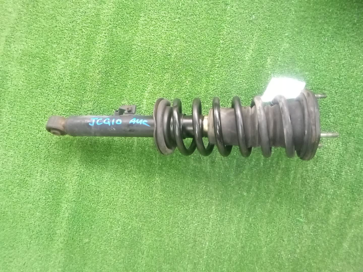 Стойка правая передняя TOYOTA BREVIS, CROWN, MARK II BLIT, PROGRES, VEROSSA, MARK II, CROWN ESTATE JCG10, JCG11, GS171, JZS175, JZS171, JKS175, JZX110W, GX110W, GX110, JZX110 1JZ-FSE, 2JZ-FSE, 1G-FE, 1JZ-GE 1 ракурс Стойка правая передняя TOYOTA BREVIS, CROWN, MARK II BLIT, PROGRES, VEROSSA, MARK II, CROWN ESTATE JCG10, JCG11, GS171, JZS175, JZS171, JKS175, JZX110W, GX110W, GX110, JZX110 1JZ-FSE, 2JZ-FSE, 1G-FE, 1JZ-GE 1 ракурс