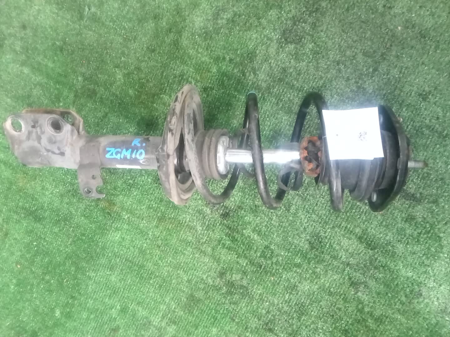 Стойка правая передняя TOYOTA ISIS ZNM10, ZNM10W, ANM10, ANM10W, ANM15, ANM15W, ZGM10, ZGM10W, ZGM11, ZGM11W, ZGM15, ZGM15W, ANM10G, ZGM10G, ANM15G, ZNM10G, ZGM11G, ZGM15G 1ZZ-FE, 1AZ-FSE, 2ZR-FAE, 3ZR-FAE 1 ракурс