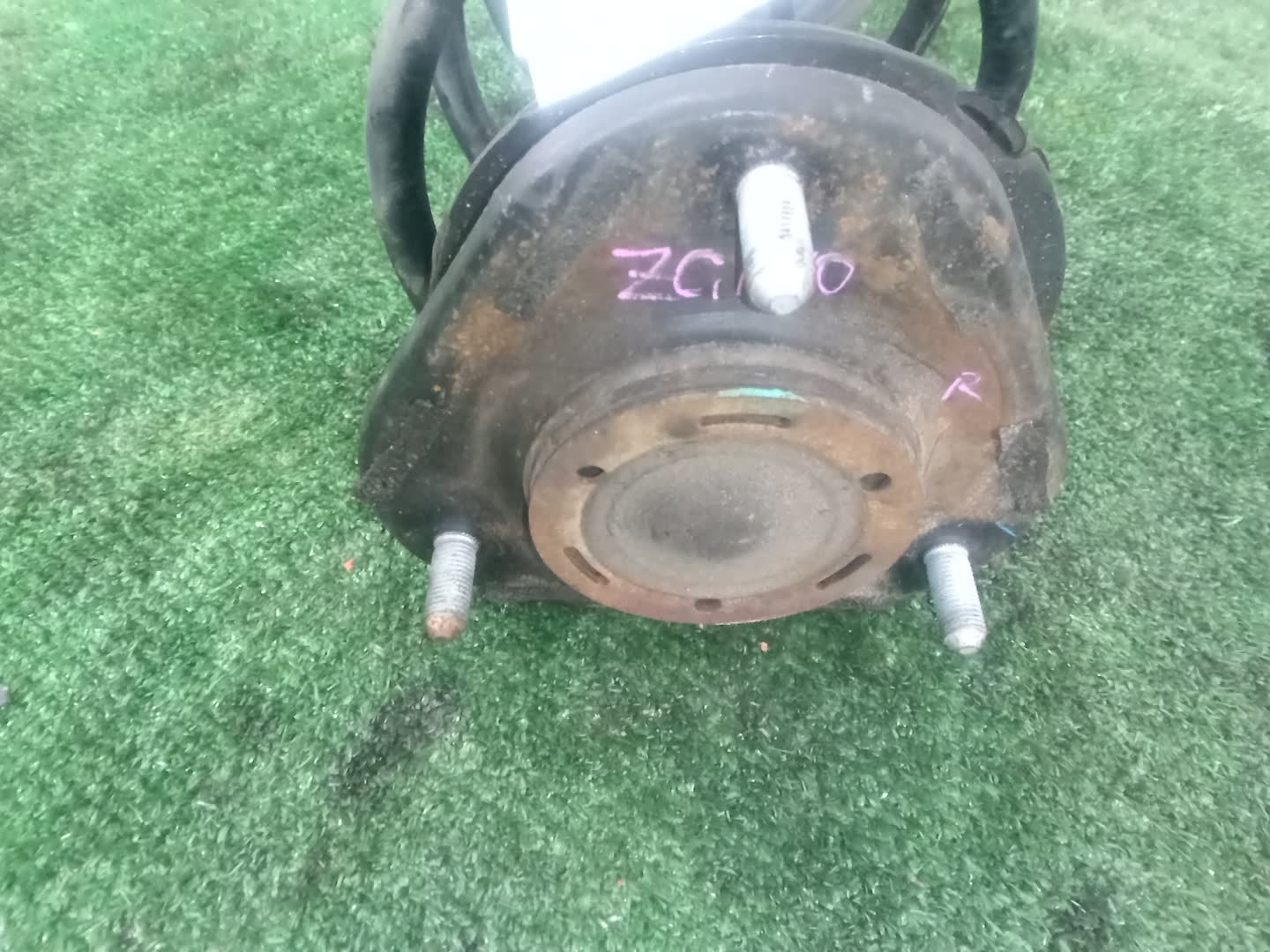 Стойка правая передняя TOYOTA ISIS ZNM10, ZNM10W, ANM10, ANM10W, ANM15, ANM15W, ZGM10, ZGM10W, ZGM11, ZGM11W, ZGM15, ZGM15W, ANM10G, ZGM10G, ANM15G, ZNM10G, ZGM11G, ZGM15G 1ZZ-FE, 1AZ-FSE, 2ZR-FAE, 3ZR-FAE 2 ракурс