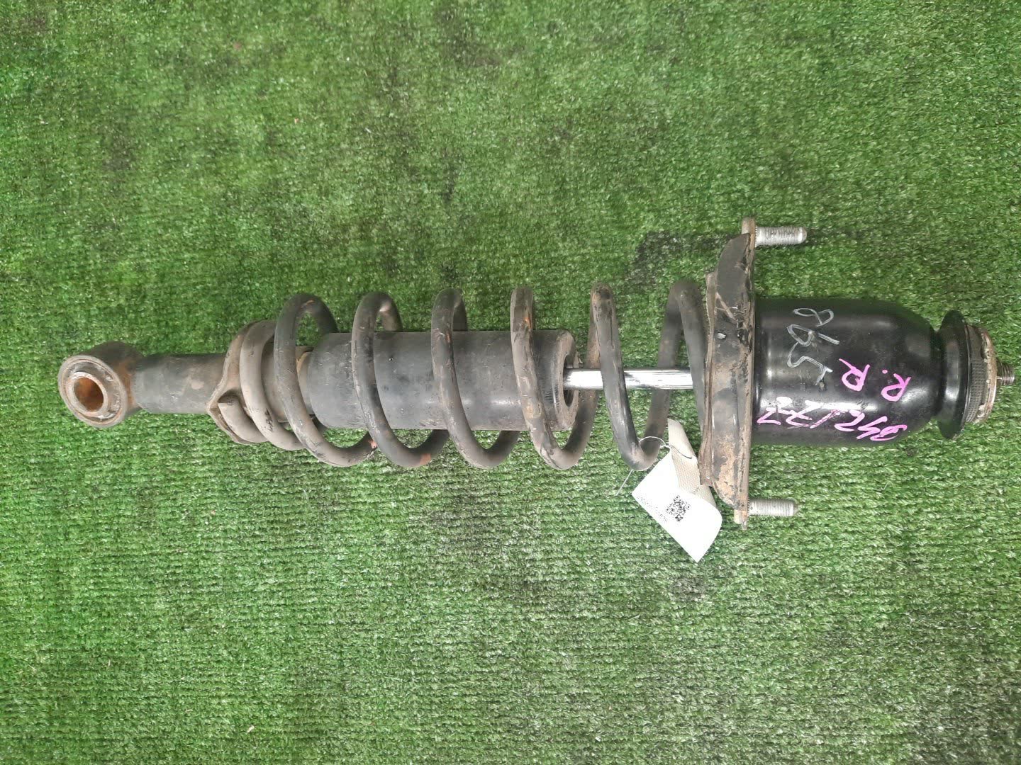 Стойка правая задняя TOYOTA COROLLA, OPA, PREMIO, PRIUS, COROLLA SPACIO, VISTA, ALLION, COROLLA FIELDER, ALLEX, COROLLA RUNX, SIENTA, WILL VS, VISTA ARDEO, COROLLA  AXIO NZE121, NZE120, NZE141, ZZE122, CE121, ZZE123, ACT10, ZCT10, ZZT240, NZT240, AZT