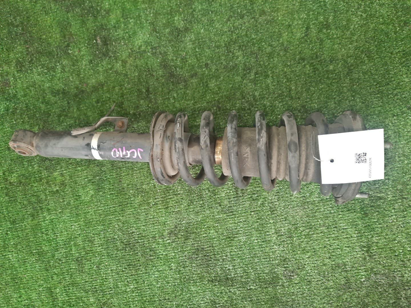 Стойка левая передняя TOYOTA BREVIS, CROWN, MARK II BLIT, PROGRES, VEROSSA, MARK II, CROWN ESTATE JCG10, JCG11, GS171, JZS175, JZS171, JKS175, JZX110W, GX110W, GX110, JZX110 1JZ-FSE, 2JZ-FSE, 1G-FE, 1JZ-GE 1 ракурс Стойка левая передняя TOYOTA BREVIS, CROWN, MARK II BLIT, PROGRES, VEROSSA, MARK II, CROWN ESTATE JCG10, JCG11, GS171, JZS175, JZS171, JKS175, JZX110W, GX110W, GX110, JZX110 1JZ-FSE, 2JZ-FSE, 1G-FE, 1JZ-GE 1 ракурс