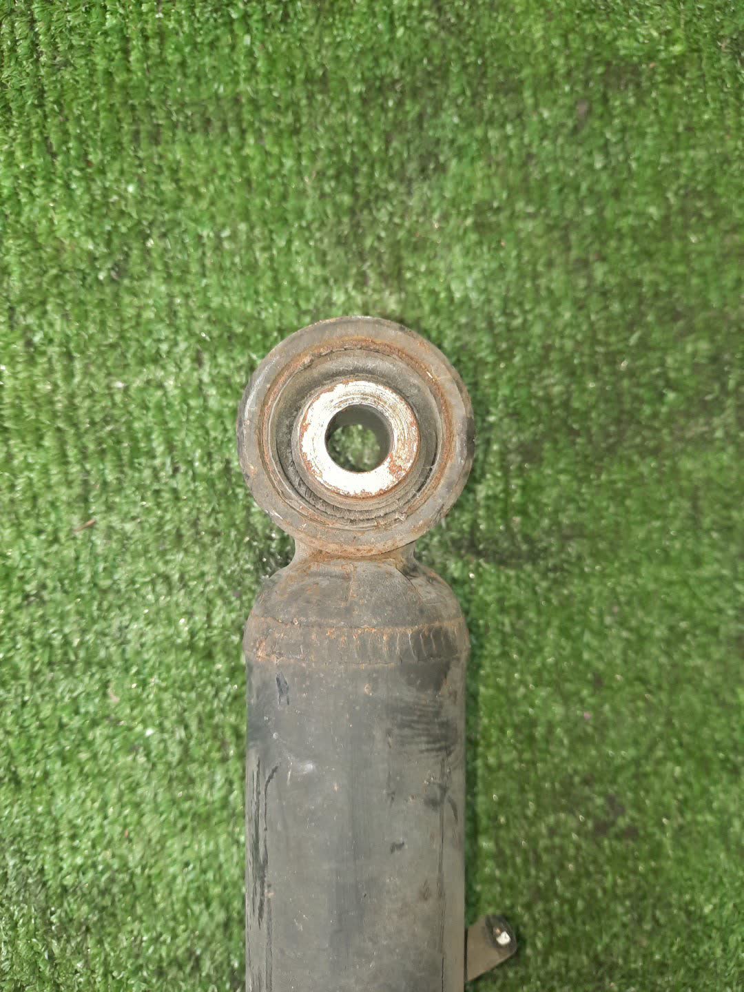Стойка левая передняя TOYOTA BREVIS, CROWN, MARK II BLIT, PROGRES, VEROSSA, MARK II, CROWN ESTATE JCG10, JCG11, GS171, JZS175, JZS171, JKS175, JZX110W, GX110W, GX110, JZX110 1JZ-FSE, 2JZ-FSE, 1G-FE, 1JZ-GE 3 ракурс