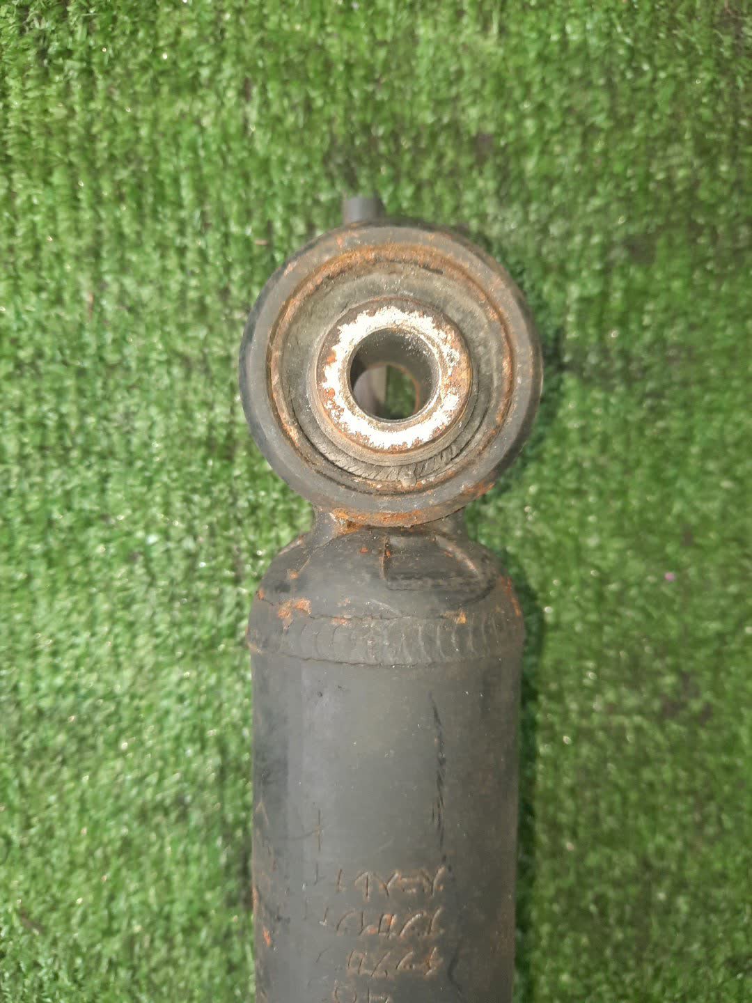 Стойка правая передняя TOYOTA BREVIS, CROWN, MARK II BLIT, PROGRES, VEROSSA, MARK II, CROWN ESTATE JCG10, JCG11, GS171, JZS175, JZS171, JKS175, JZX110W, GX110W, GX110, JZX110 1JZ-FSE, 2JZ-FSE, 1G-FE, 1JZ-GE 3 ракурс