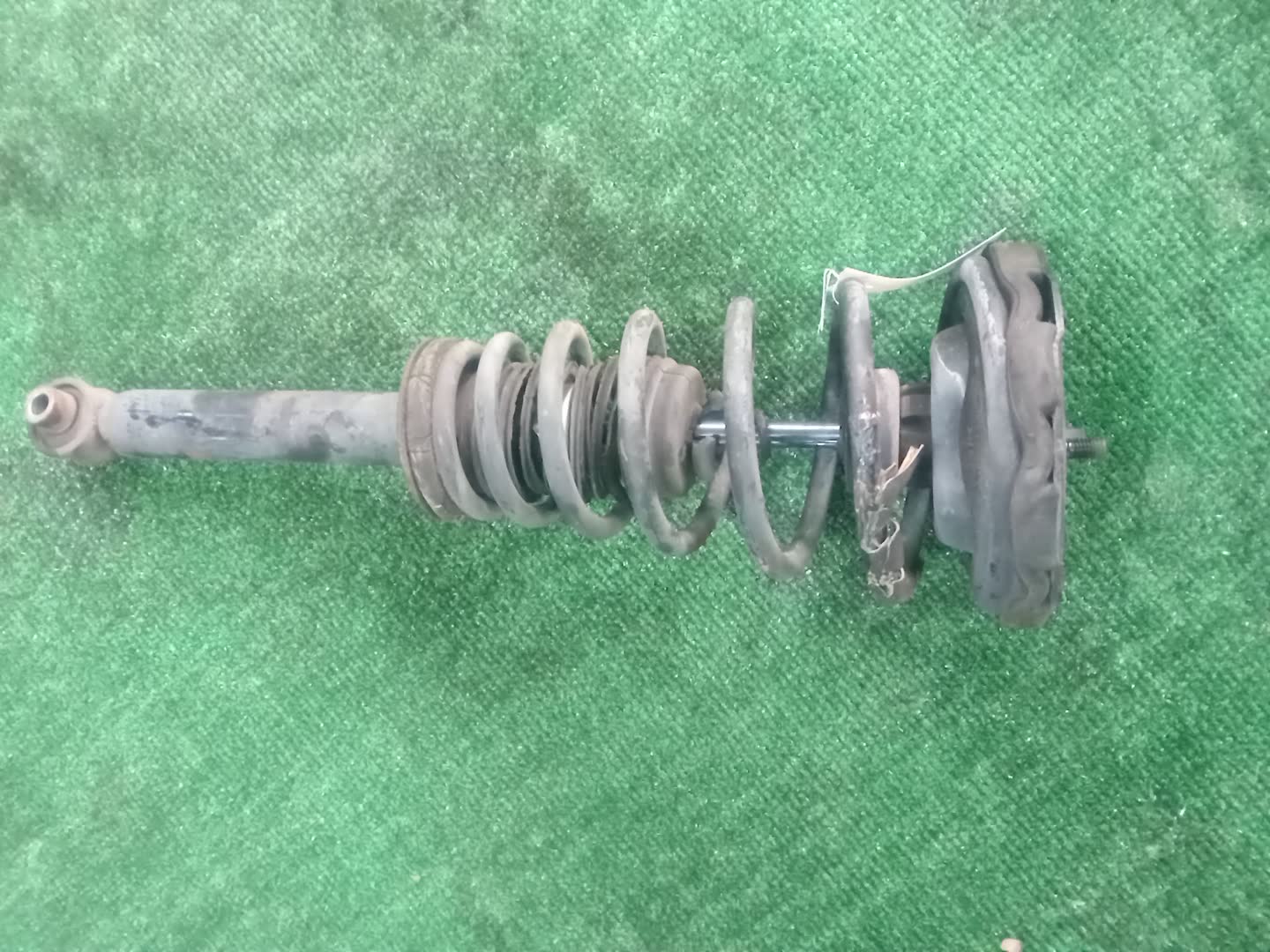 Стойка левая передняя NISSAN BLUEBIRD, PRIMERA QU14, HU14, EU14, P11, WP11, QP11, WQP11, WHP11 QG18DE, QG18DD, SR20DE, SR20VE, SR18DE 1 ракурс