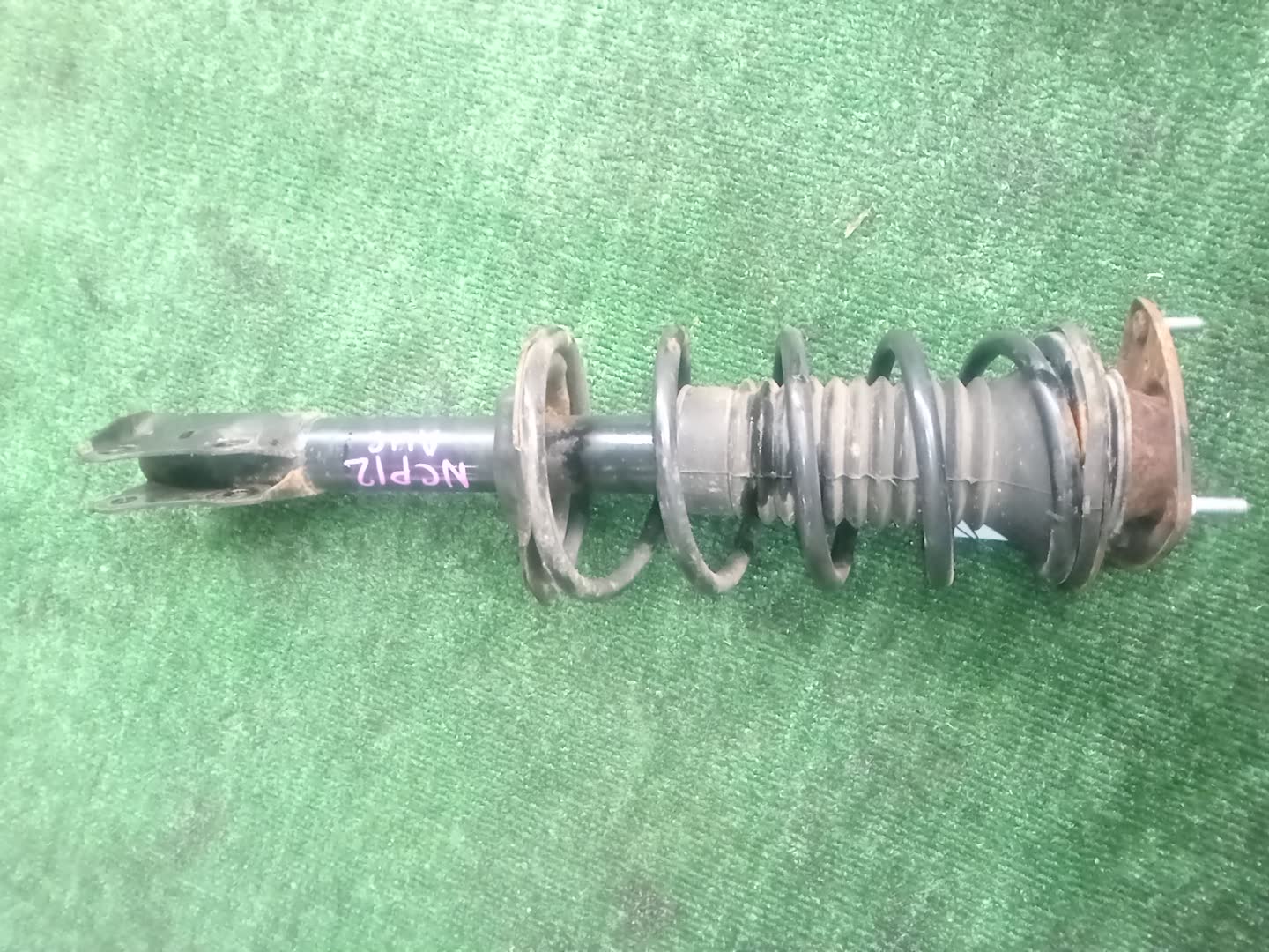Стойка левая передняя TOYOTA FUNCARGO, IST, PLATZ, RAUM, VITZ, WILL VI, PROBOX, BB, PORTE, SUCCEED, WILL CYPHA NCP20, NCP21, NCP60, NCP61, NCP12, SCP11, NCZ20, SCP10, NCP10, SCP13, NCP13, NCP19, NCP51V, NCP58G, NCP50V, NLP51, NCP52V, NCP30, NCP31, NC