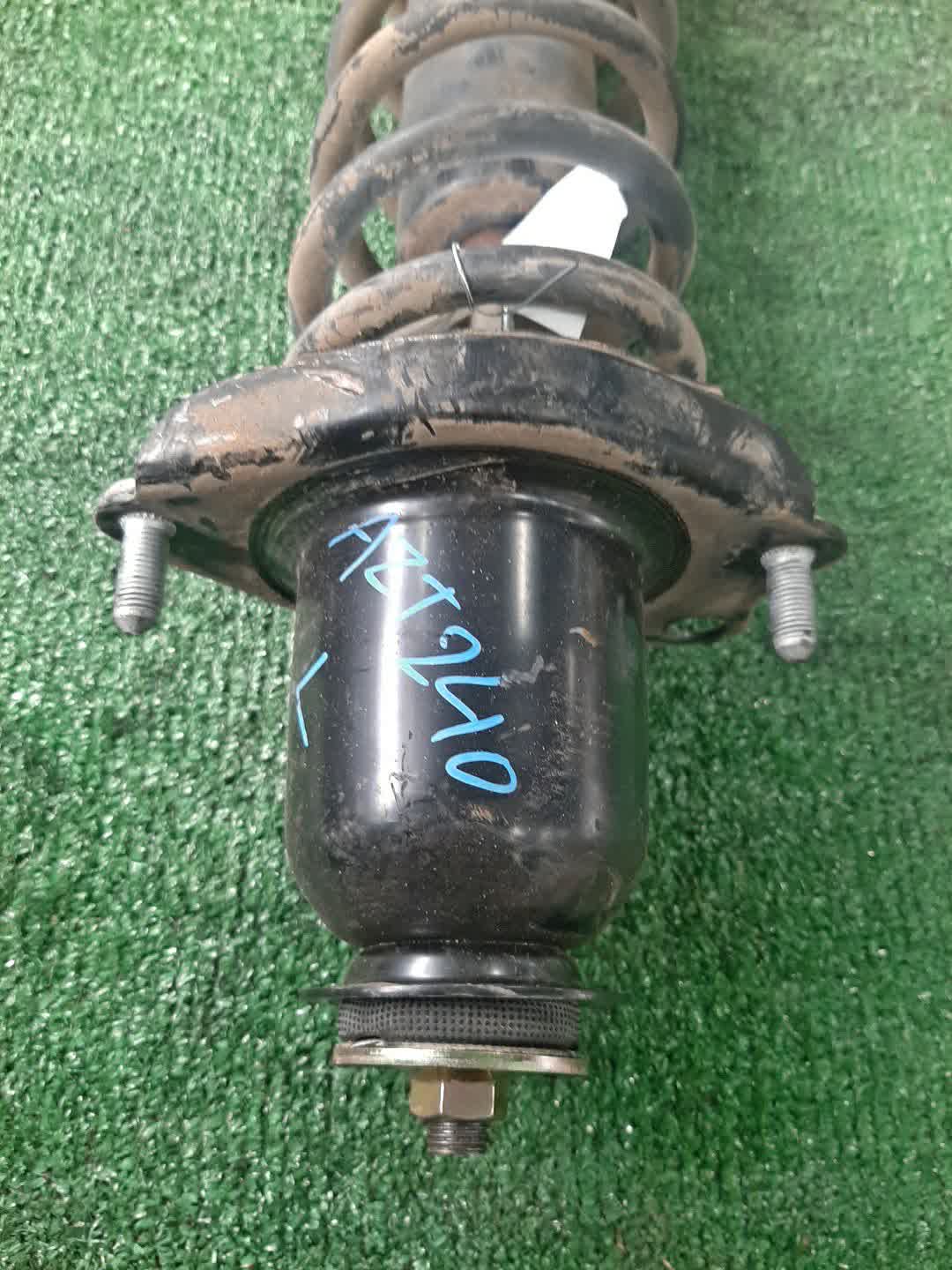 Стойка левая задняя TOYOTA COROLLA, OPA, PREMIO, PRIUS, COROLLA SPACIO, VISTA, ALLION, COROLLA FIELDER, ALLEX, COROLLA RUNX, SIENTA, WILL VS, VISTA ARDEO, COROLLA  AXIO NZE121, NZE120, NZE141, ZZE122, CE121, ZZE123, ACT10, ZCT10, ZZT240, NZT240, AZT2