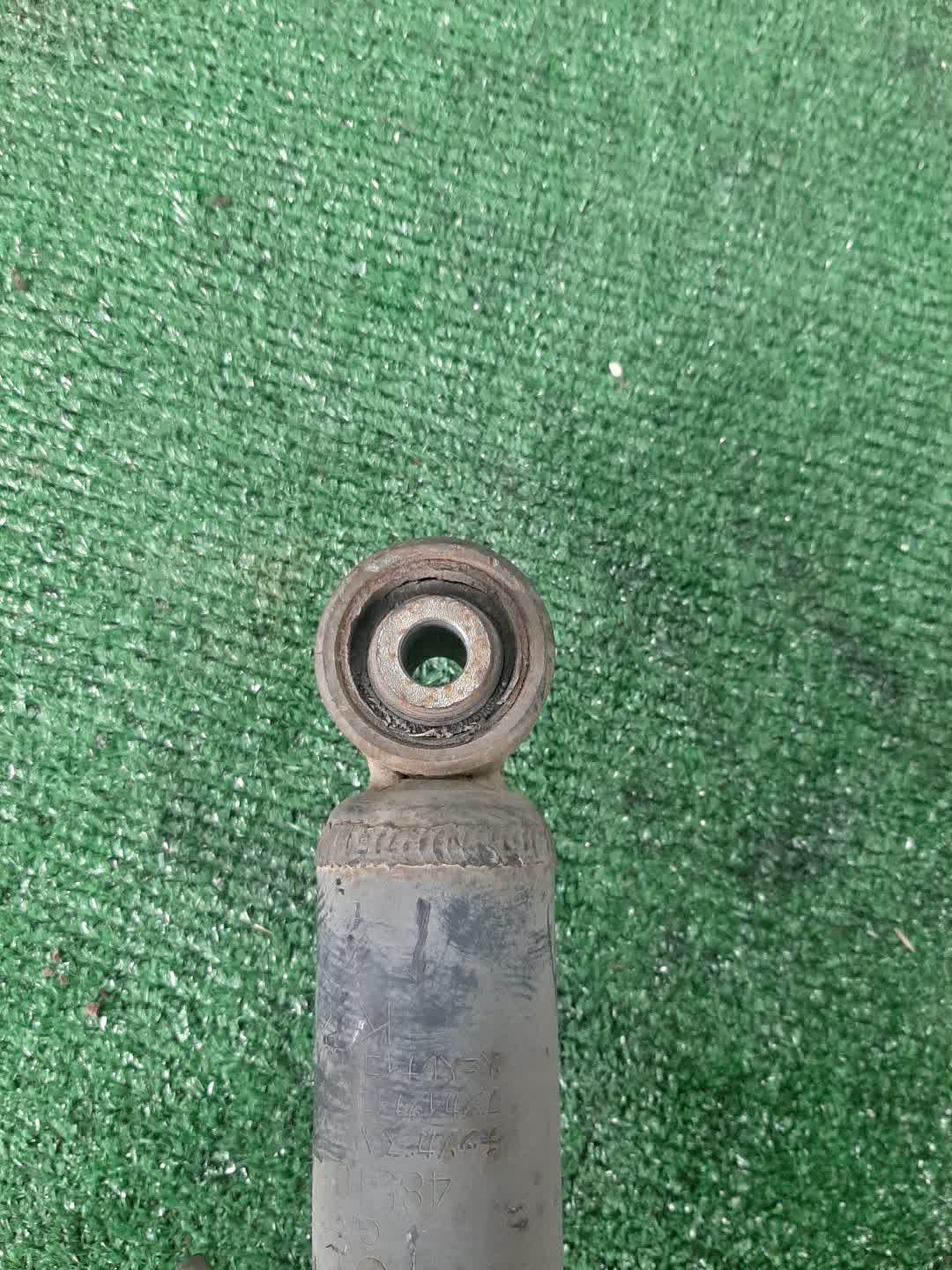 Стойка левая передняя TOYOTA BREVIS, CROWN, MARK II BLIT, PROGRES, VEROSSA, MARK II, CROWN ESTATE JCG10, JCG11, GS171, JZS175, JZS171, JKS175, JZX110W, GX110W, GX110, JZX110 1JZ-FSE, 2JZ-FSE, 1G-FE, 1JZ-GE 3 ракурс