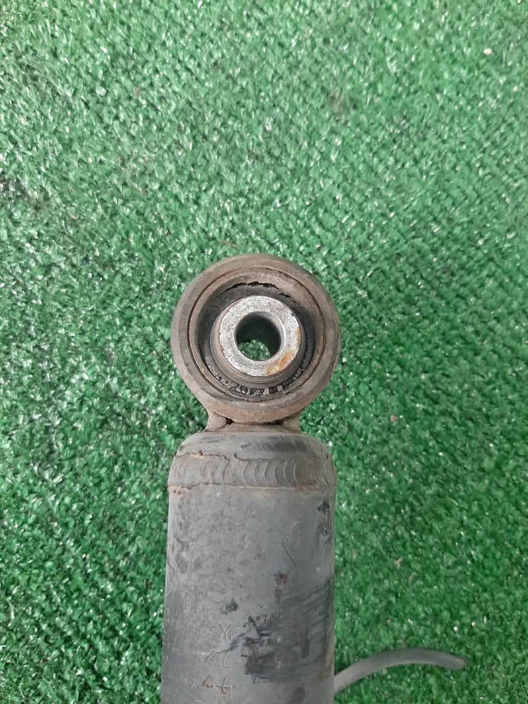 Стойка правая передняя TOYOTA BREVIS, CROWN, MARK II BLIT, PROGRES, VEROSSA, MARK II, CROWN ESTATE JCG10, JCG11, GS171, JZS175, JZS171, JKS175, JZX110W, GX110W, GX110, JZX110 1JZ-FSE, 2JZ-FSE, 1G-FE, 1JZ-GE 3 ракурс