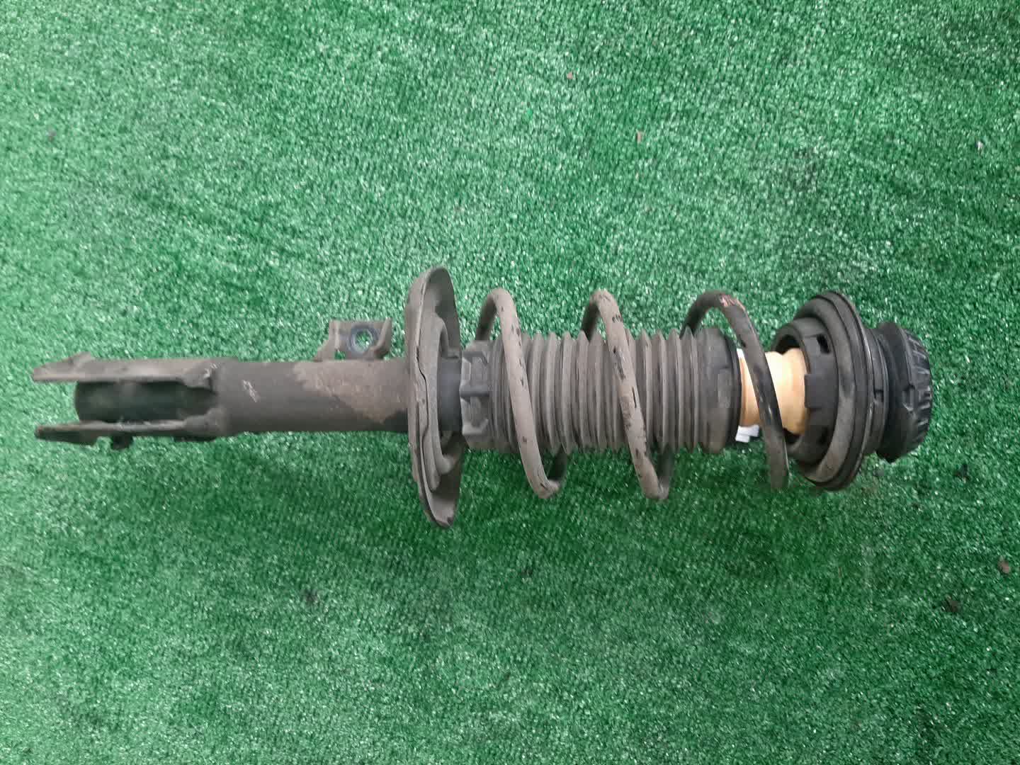 Стойка левая передняя TOYOTA AQUA MXPK11 M15A-FXE 1 ракурс