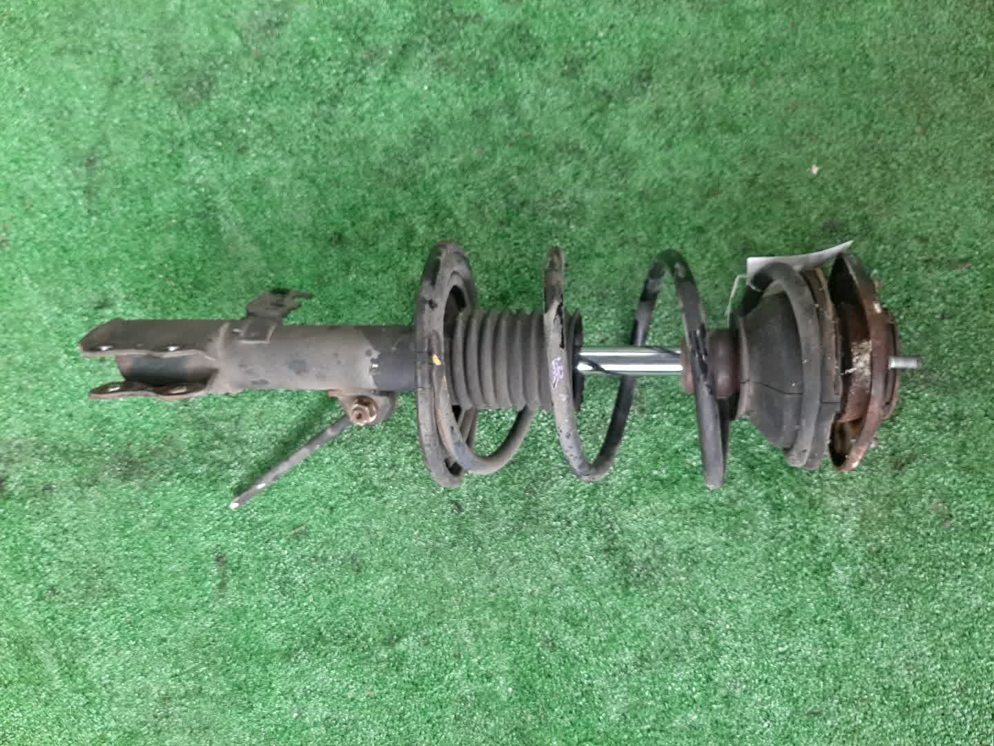 Стойка левая передняя TOYOTA COROLLA, PREMIO, COROLLA SPACIO, WISH, ALLION, COROLLA FIELDER, ALLEX, COROLLA RUNX, WILL VS, COROLLA  AXIO ZZE124, NZE121, NZE120, ZZE122, NZE124, CE121, ZRT265, ZZT240, NZT240, ZRT260, ZZT245, NZT260, ZRT261, NZE121N, Z