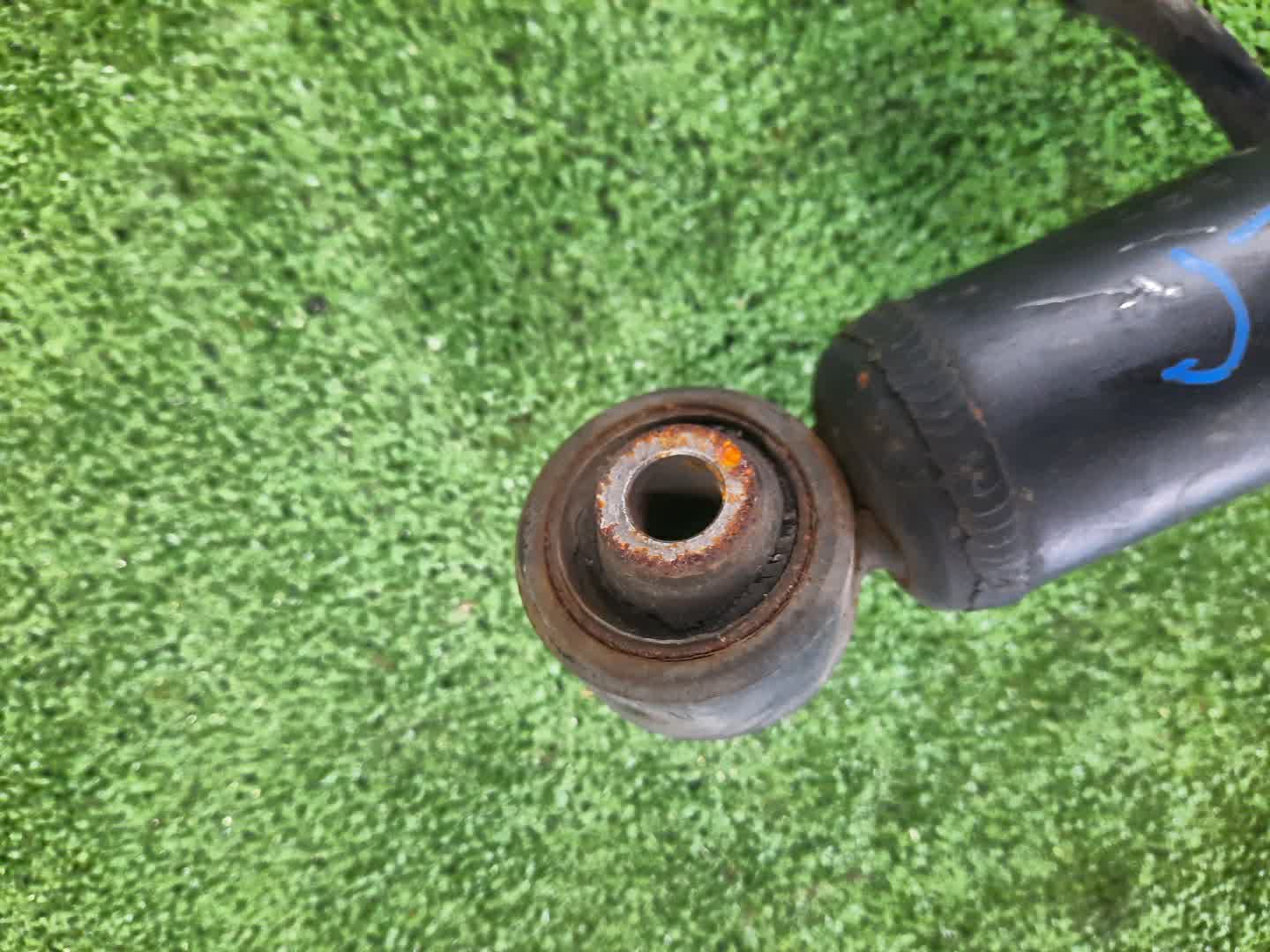 Стойка левая передняя TOYOTA BREVIS, CROWN, MARK II BLIT, PROGRES, VEROSSA, MARK II, CROWN ESTATE JCG10, JCG11, GS171, JZS175, JZS171, JKS175, JZX110W, GX110W, GX110, JZX110 1JZ-FSE, 2JZ-FSE, 1G-FE, 1JZ-GE 3 ракурс
