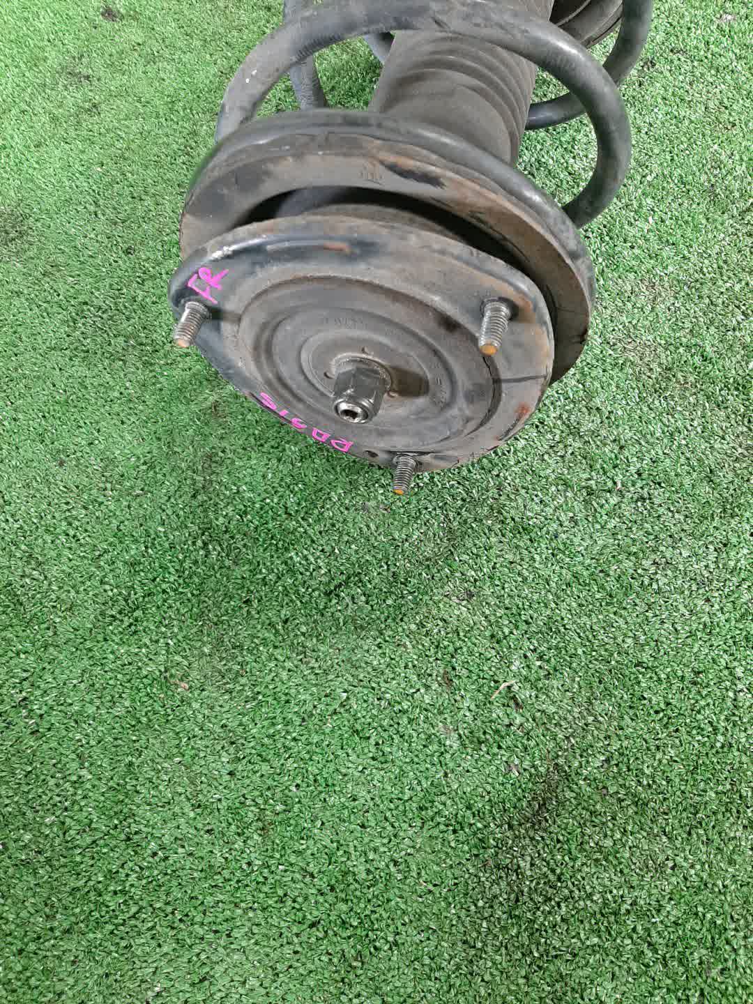 Стойка правая передняя SUZUKI AERIO RC51S, RB21S, RA21S, RD51S M18A, M15A 2 ракурс