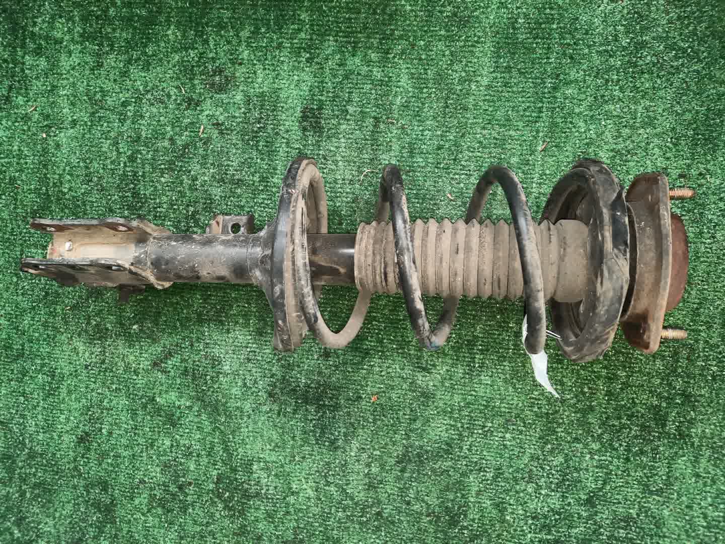 Стойка правая передняя  MAZDA FORD FRIDA, BONGO FRIENDEE SGE3F, SGEWF, SGL3F, SG5WF, SGLWF, SGE3, SGEW, SGLW, SG5W, SGL3 FE, FE-ZE, WL-T, WL-TE, J5-DE 1 ракурс