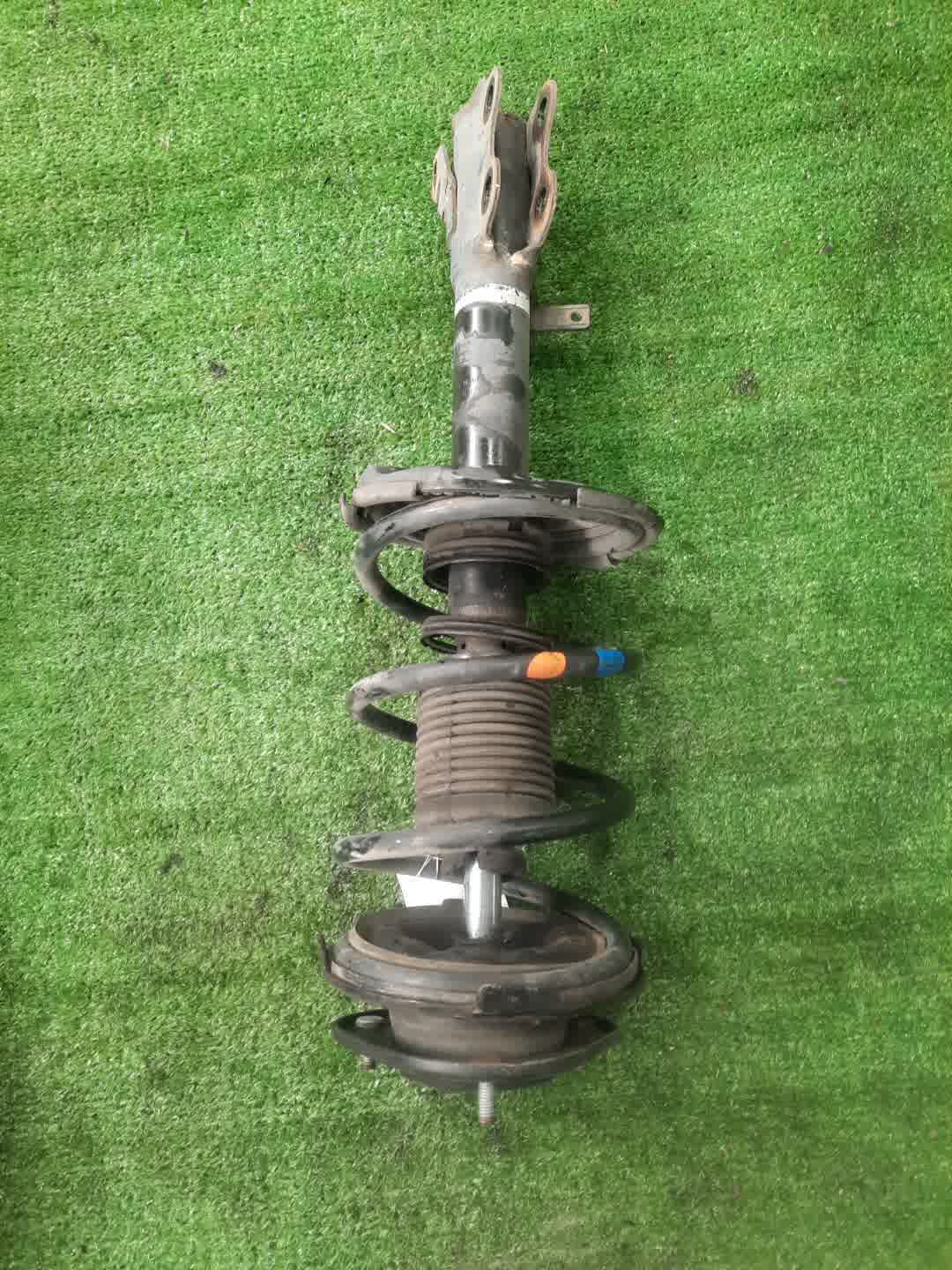 Стойка правая передняя TOYOTA CERES, COROLLA, COROLLA LEVIN, SPRINTER MARINO, SPRINTER, SPRINTER TRUENO AE100, AE110, EE101, EE111, EE108 5A-FE, 4E-FE, 3E 1 ракурс