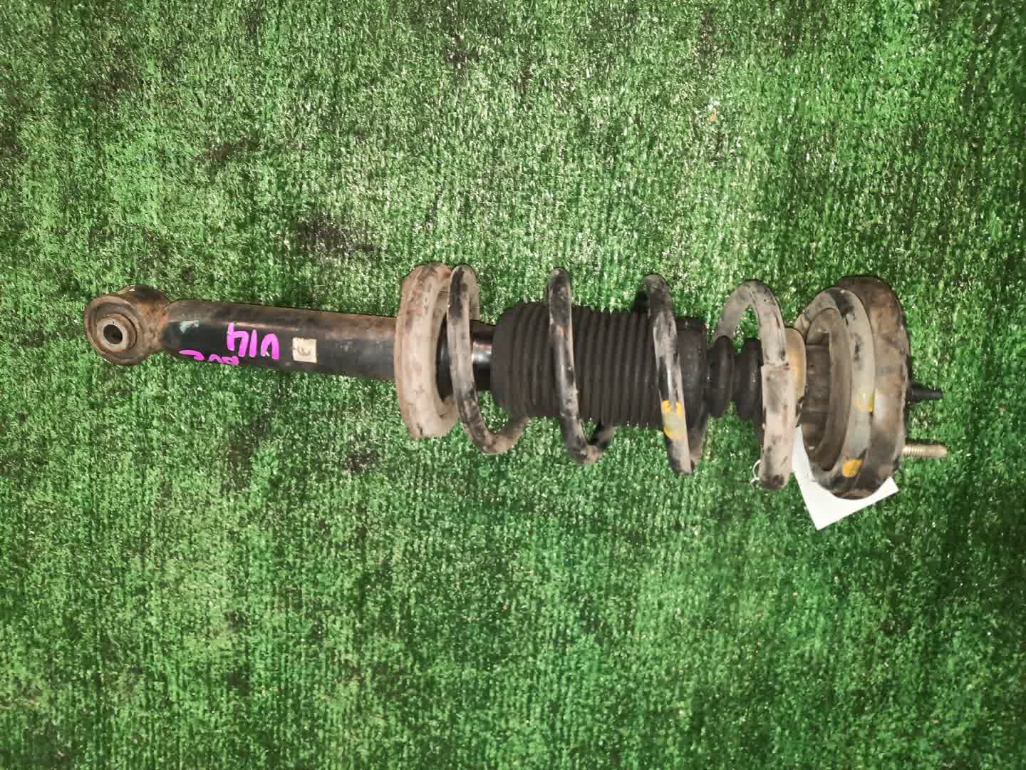 Стойка левая задняя NISSAN BLUEBIRD, PRIMERA QU14, HU14, EU14, P11, WP11, QP11, HP11, WQP11, WHP11 QG18DE, QG18DD, SR20DE, SR20VE, SR18DE 1 ракурс