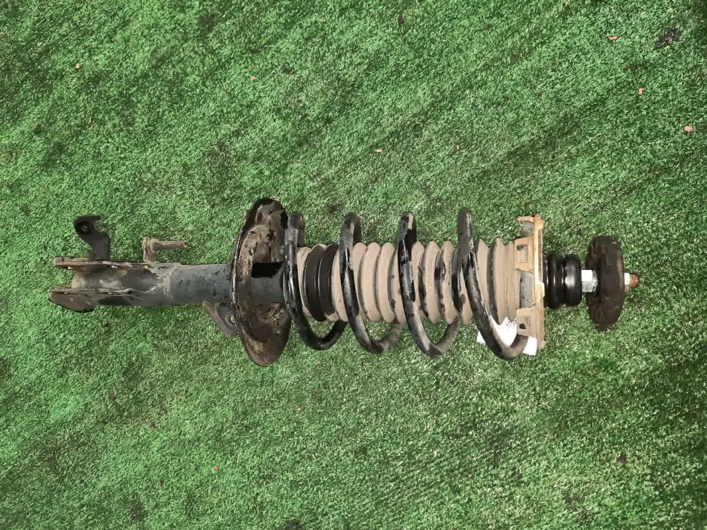 Стойка правая передняя HONDA FIT, FIT SHUTTLE GE6, GP1, GP4, GE8, GG7, GP2 L13A, LDA, LEA, L15A 1 ракурс Стойка правая передняя HONDA FIT, FIT SHUTTLE GE6, GP1, GP4, GE8, GG7, GP2 L13A, LDA, LEA, L15A 1 ракурс