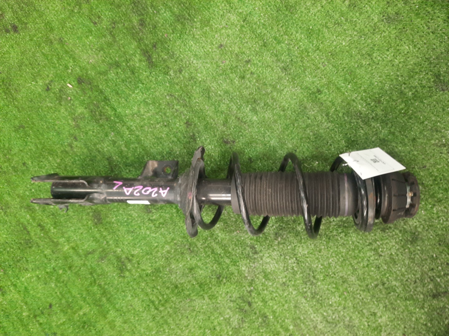 Стойка левая передняя  TOYOTA RAIZE, ROCKY A200A, A201A, A202A, A200S, A202S, A201S 1KR-VET, WA-VE, WA-VEX 1 ракурс