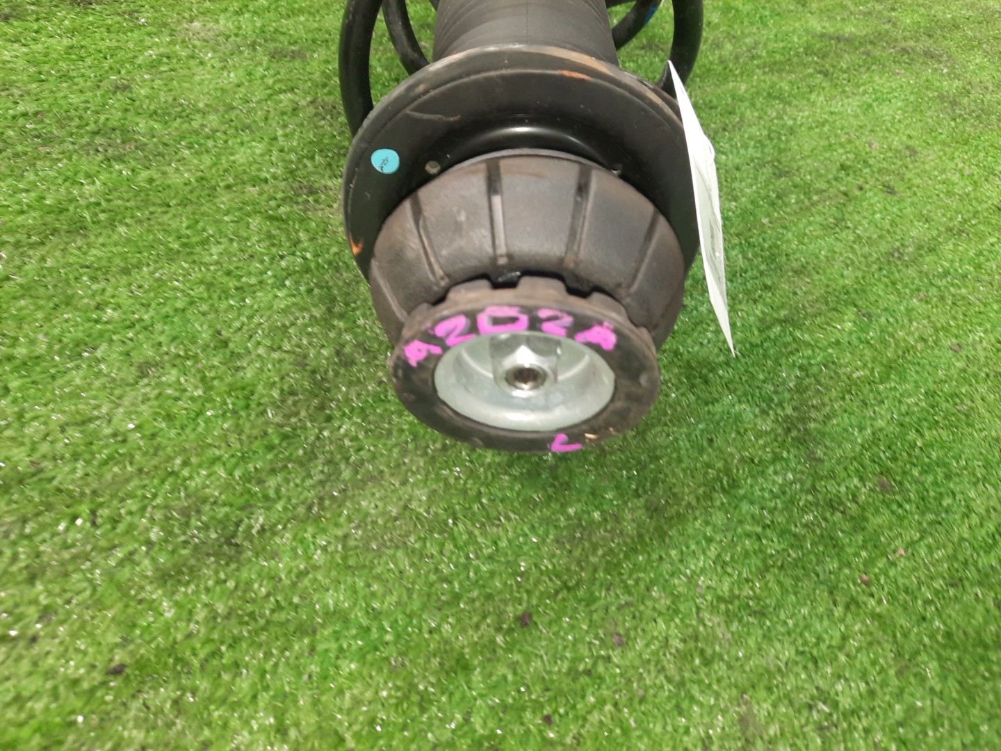 Стойка левая передняя TOYOTA RAIZE, ROCKY A200A, A201A, A202A, A200S, A202S, A201S 1KR-VET, WA-VE, WA-VEX 2 ракурс