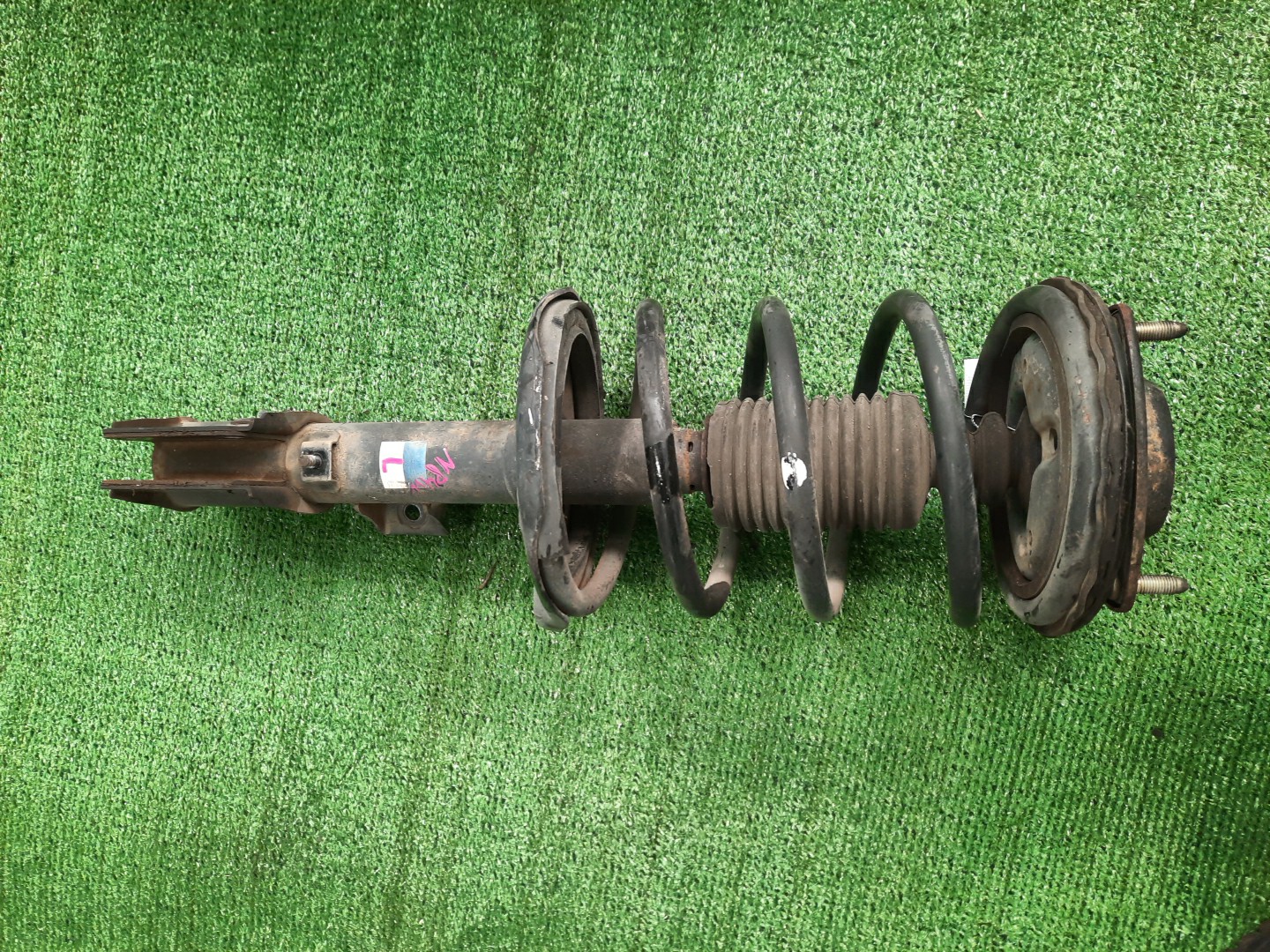 Стойка левая передняя MITSUBISHI CHARIOT GRANDIS, RVR, CHARIOT N84W, N94W, N96W, N86W, N71W, N61W 4G64, 6G72, 4G93 1 ракурс