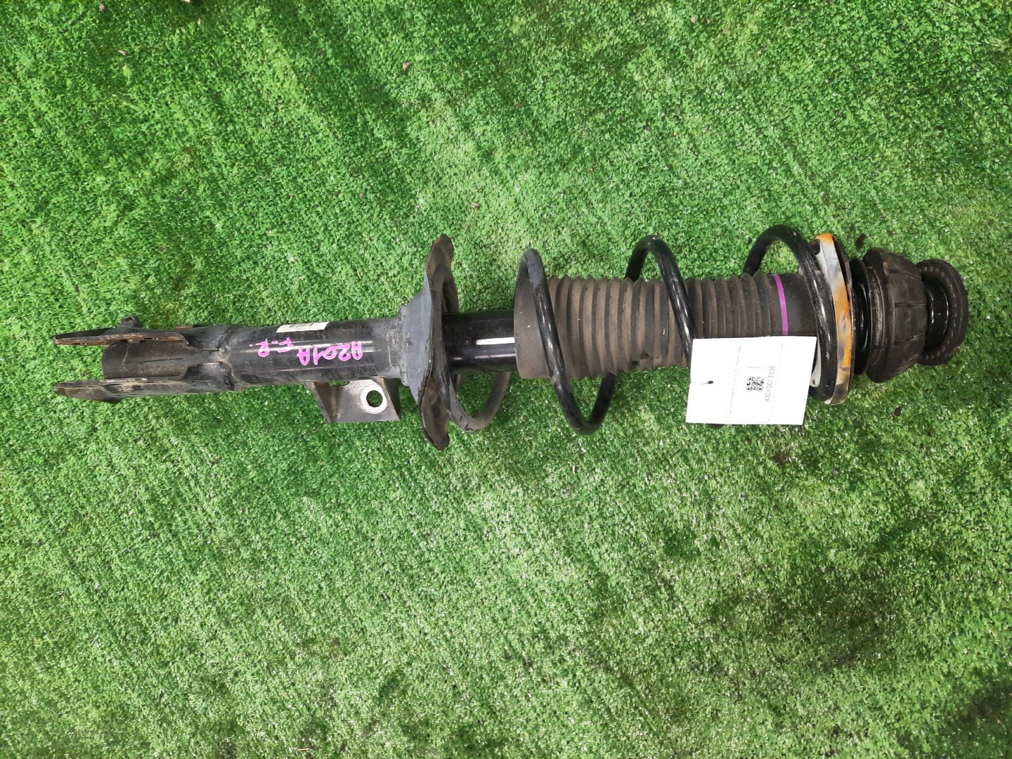 Стойка правая передняя  TOYOTA RAIZE, ROCKY A200A, A201A, A202A, A200S, A202S, A201S 1KR-VET, WA-VE, WA-VEX 1 ракурс