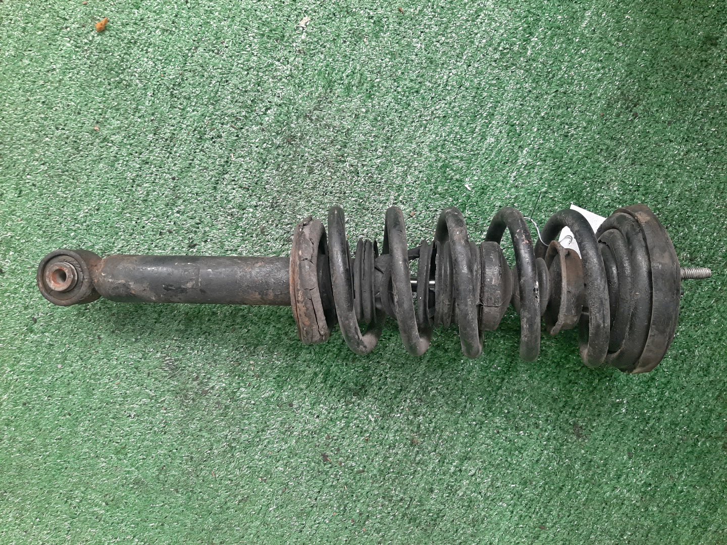 Стойка левая задняя NISSAN BLUEBIRD, PRIMERA QU14, HU14, EU14, P11, WP11, QP11, HP11, WQP11, WHP11 QG18DE, QG18DD, SR20DE, SR20VE, SR18DE 1 ракурс