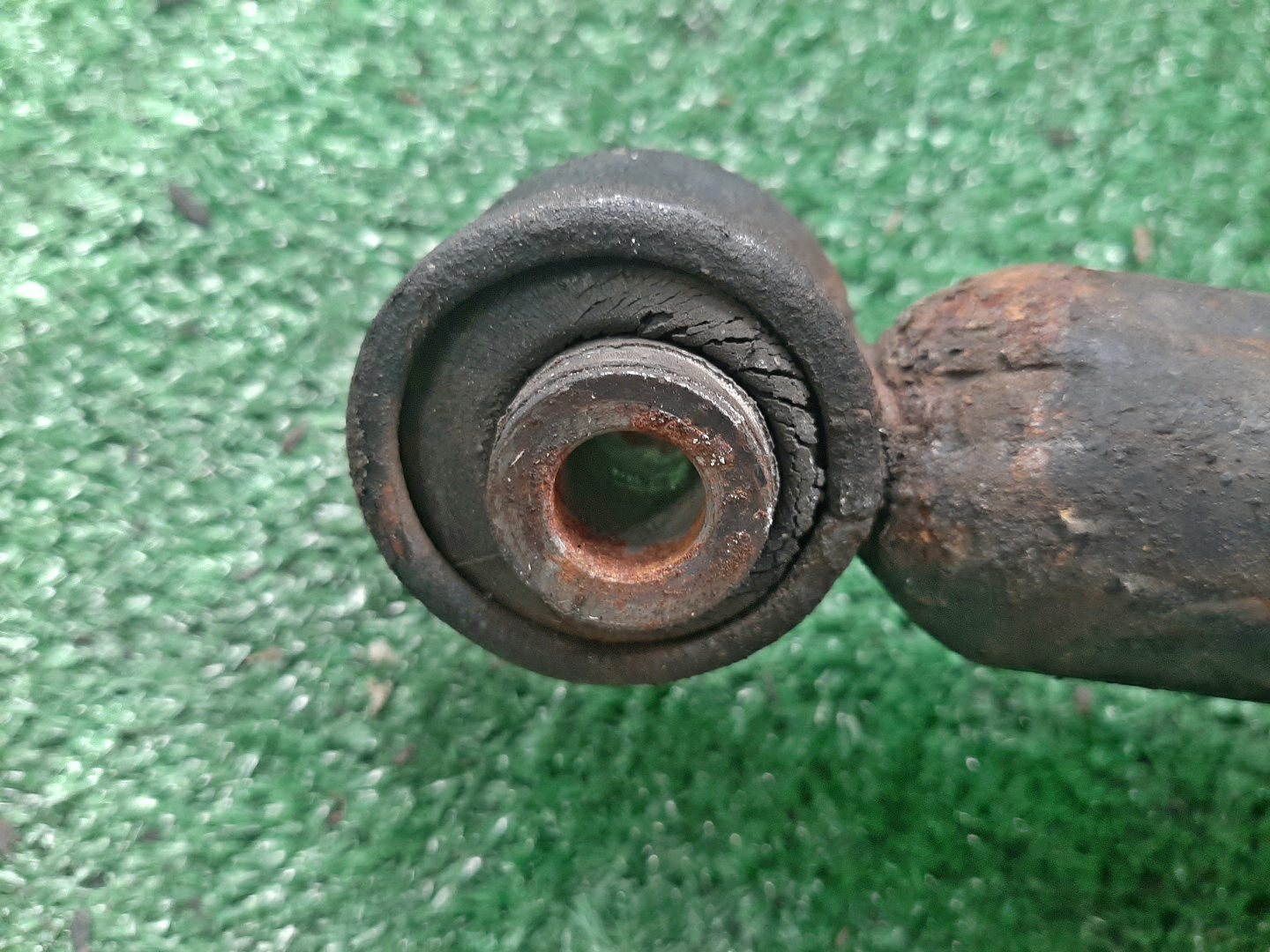 Стойка левая задняя NISSAN BLUEBIRD, PRIMERA QU14, HU14, EU14, P11, WP11, QP11, HP11, WQP11, WHP11 QG18DE, QG18DD, SR20DE, SR20VE, SR18DE 3 ракурс