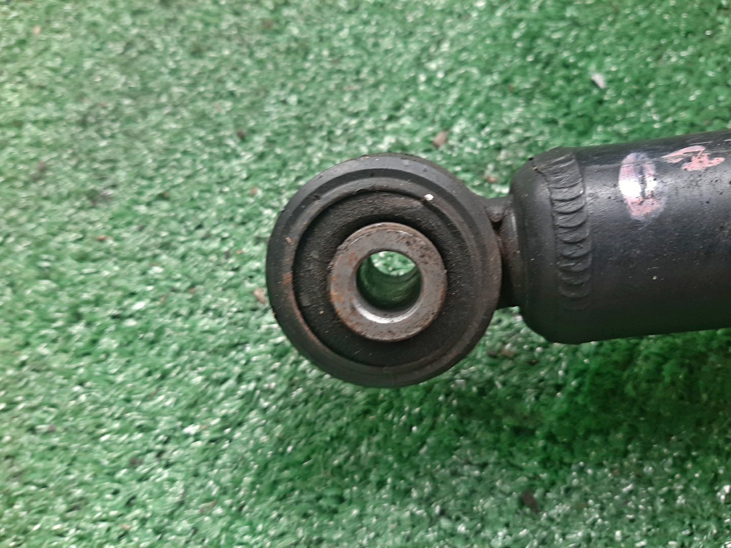 Стойка правая задняя NISSAN BLUEBIRD, PRIMERA QU14, HU14, EU14, P11, WP11, QP11, HP11, WQP11, WHP11 QG18DE, QG18DD, SR20DE, SR20VE, SR18DE 3 ракурс