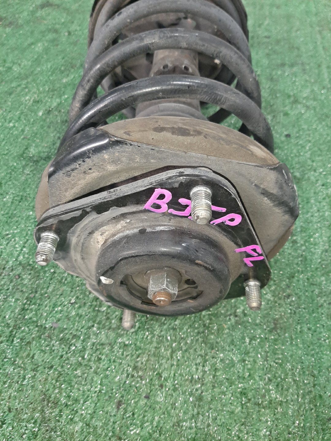 Стойка левая передняя MAZDA FAMILIA BJ5W, BJ5P, BJFW, BJ8W, BJ3P, BJFP ZL-DE, FS-ZE, FP-DE, B3 2 ракурс