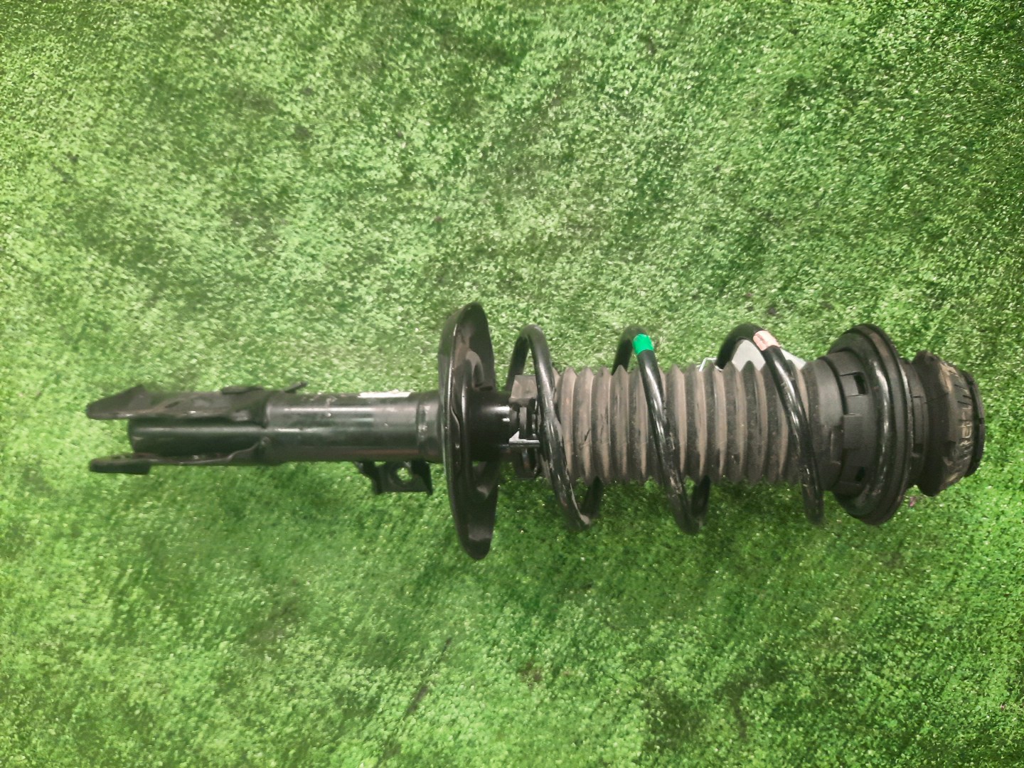 Стойка правая передняя TOYOTA YARIS MXPH10 M15A-FXE 1 ракурс