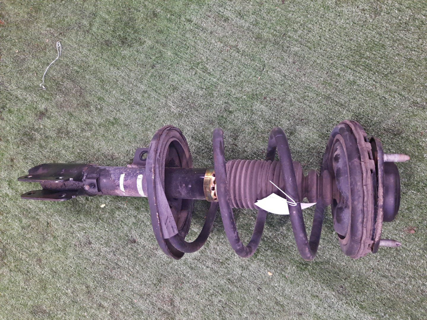 Стойка правая передняя MITSUBISHI CHARIOT GRANDIS, GRANDIS NA4W 4G69 1 ракурс Стойка правая передняя MITSUBISHI CHARIOT GRANDIS, GRANDIS NA4W 4G69 1 ракурс