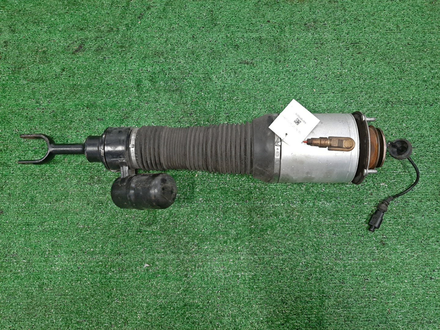 Стойка левая передняя BENTLEY FLYING SPUR 3W2 BWRA 1 ракурс