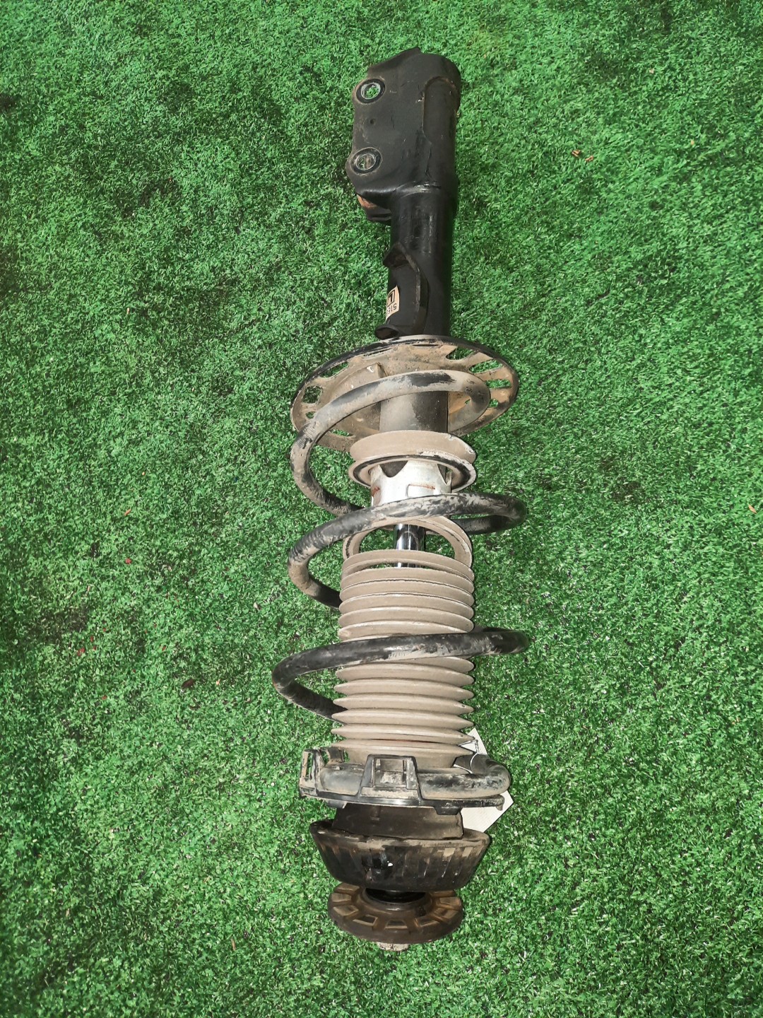 Стойка левая передняя HONDA FIT GD3, GD1 L15A, L13A 1 ракурс