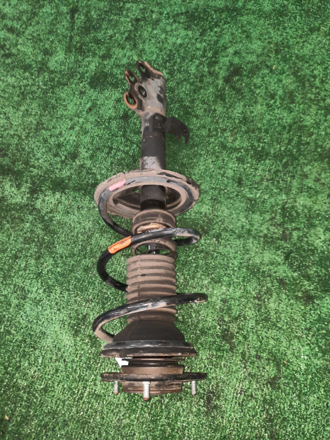 Стойка левая передняя TOYOTA COROLLA, PREMIO, COROLLA SPACIO, WISH, ALLION, COROLLA FIELDER, ALLEX, COROLLA RUNX, WILL VS, COROLLA  AXIO ZZE124, NZE121, NZE120, ZZE122, NZE124, CE121, ZRT265, ZZT240, NZT240, ZRT260, ZZT245, NZT260, ZRT261, NZE121N, Z