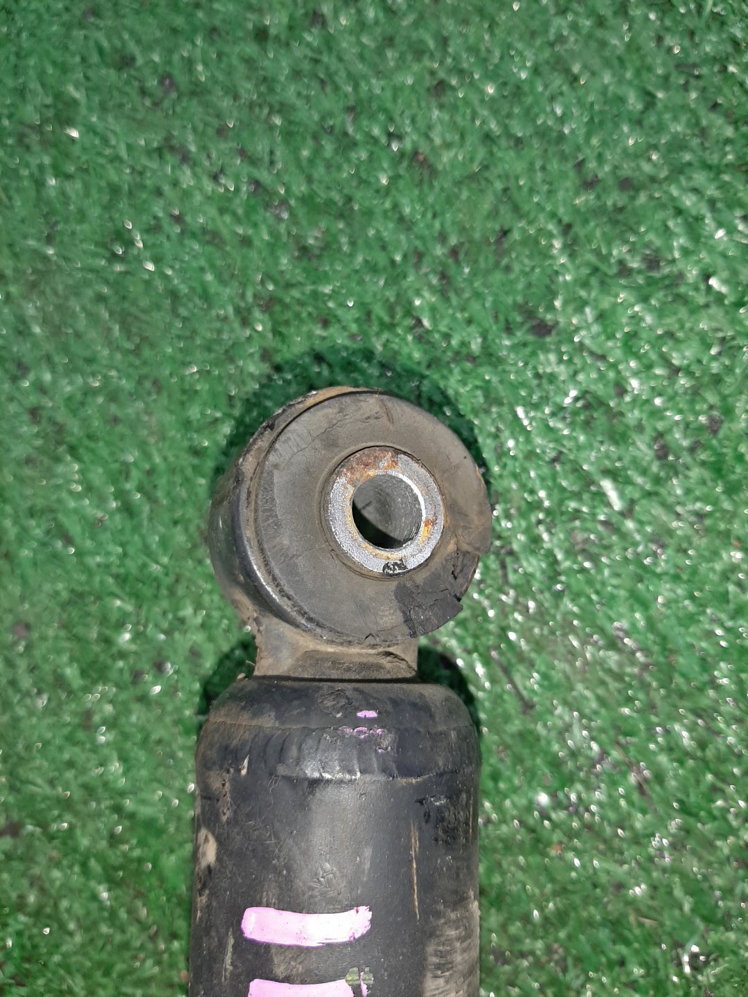 Стойка левая задняя TOYOTA CORSA, STARLET, TERCEL, COROLLA II, CYNOS EL43, EL41, EL51, EL53, NL50, NL40, EP82, EP91, NP90, NP80, EL44, EL54, EL52 5E-FE, 4E-FE, 1N-T, 1N 3 ракурс