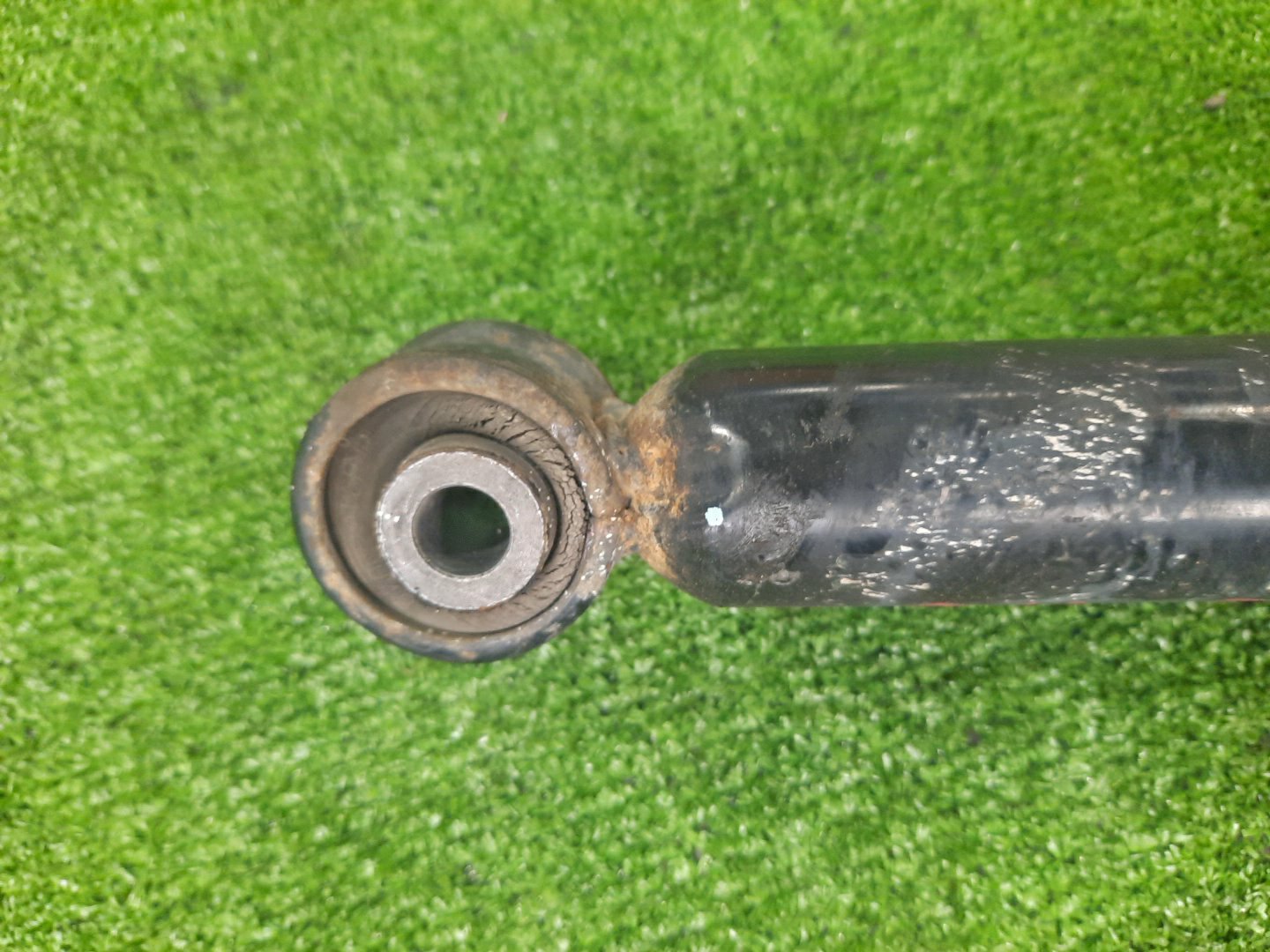 Стойка правая задняя NISSAN BLUEBIRD, PRIMERA QU14, HU14, EU14, P11, WP11, QP11, HP11, WQP11, WHP11 QG18DE, QG18DD, SR20DE, SR20VE, SR18DE 3 ракурс