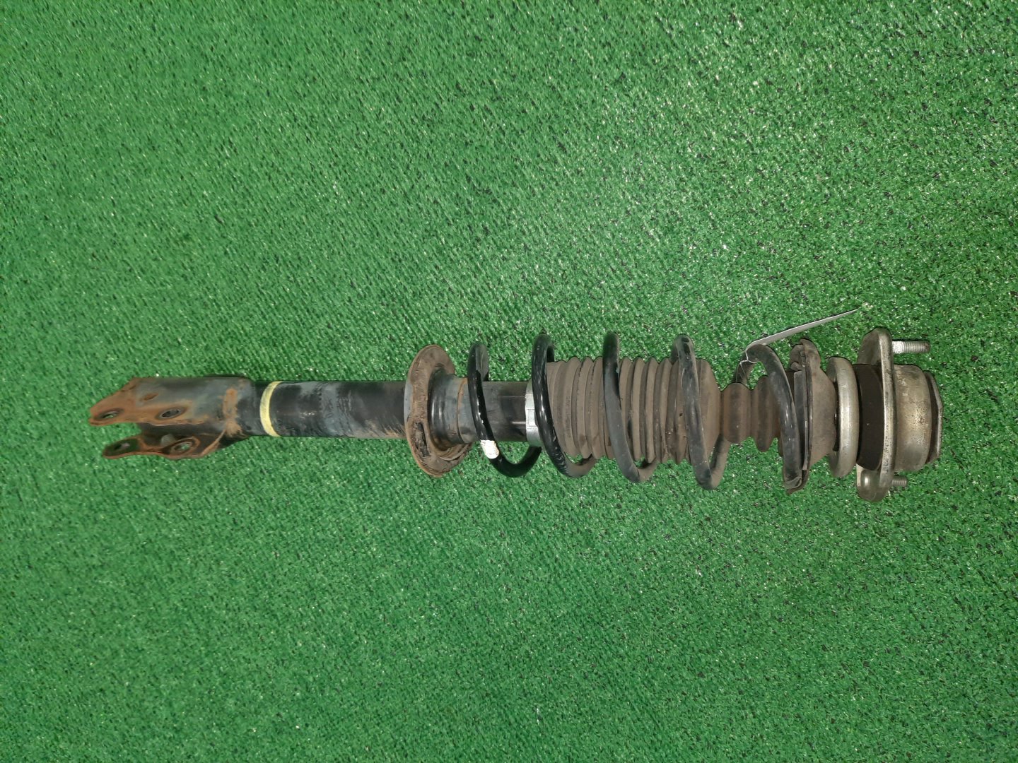 Стойка левая передняя TOYOTA PASSO, BB, BOON, COO KGC15, KGC10, KGC30, NGC30, KGC35, QNC10, QNC20, QNC21, QNC25, M301S, M600S, M601S, M610S, M310S, M300S, M401S, M402S, M411S 1KR-FE, 1NR-FE, K3-VE, 3SZ-VE 1 ракурс