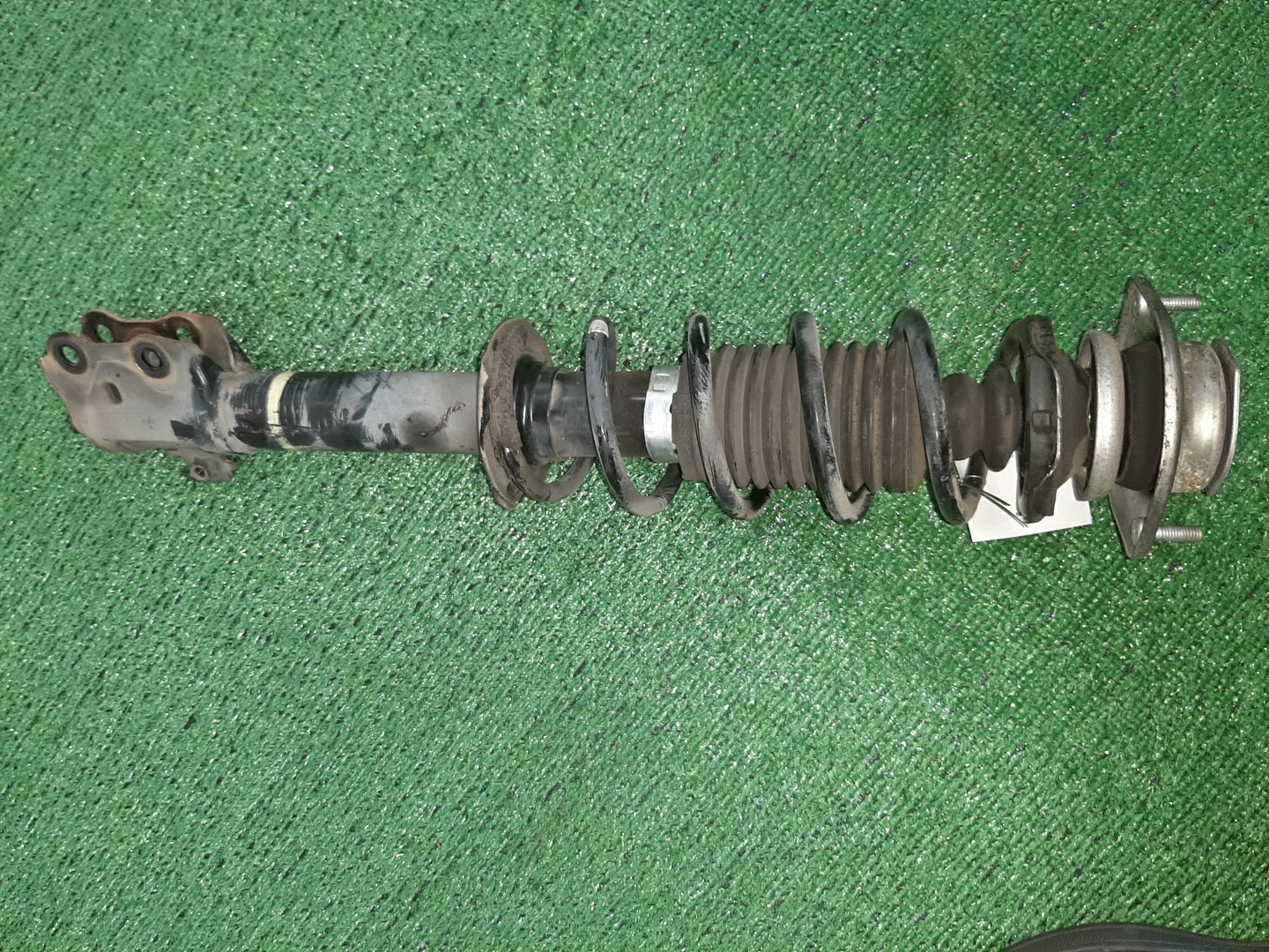 Стойка правая передняя TOYOTA PASSO, BB, BOON, COO KGC15, KGC10, KGC30, NGC30, KGC35, QNC10, QNC20, QNC21, QNC25, M301S, M600S, M601S, M610S, M310S, M300S, M401S, M402S, M411S 1KR-FE, 1NR-FE, K3-VE, 3SZ-VE 1 ракурс