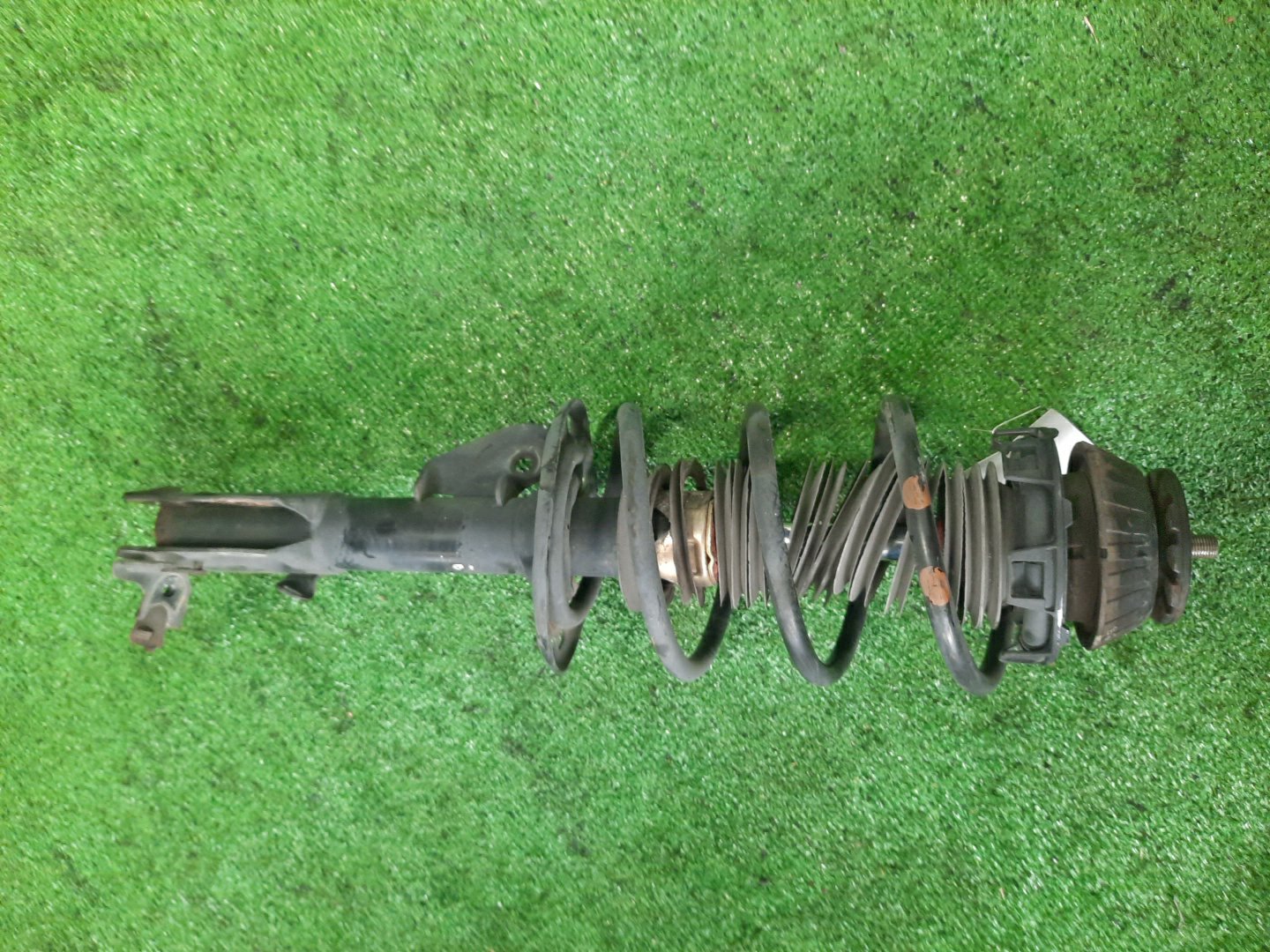 Стойка левая передняя HONDA FIT GD3, GD1 L15A, L13A 1 ракурс