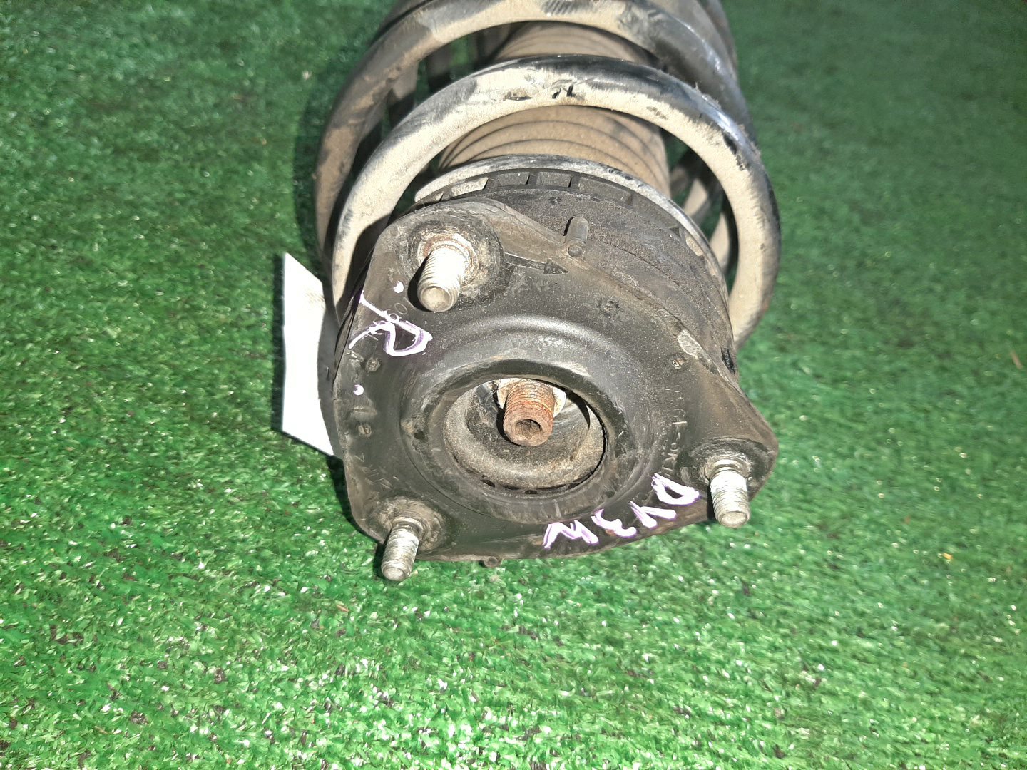 Стойка правая передняя MAZDA DEMIO, VERISA DY3W, DY5W, DY3R, DY5R, DC5R, DC5W ZJ-VE, ZY-VE 2 ракурс