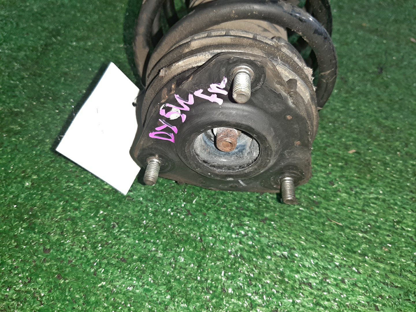 Стойка правая передняя MAZDA DEMIO, VERISA DY3W, DY5W, DY3R, DY5R, DC5R, DC5W ZJ-VE, ZY-VE 2 ракурс