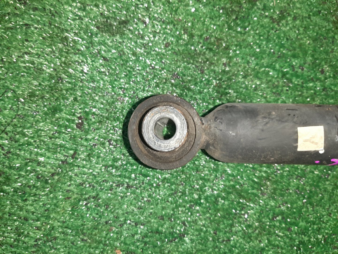Стойка левая передняя NISSAN BLUEBIRD, PRIMERA QU14, HU14, EU14, P11, WP11, QP11, WQP11, WHP11 QG18DE, QG18DD, SR20DE, SR20VE, SR18DE 3 ракурс