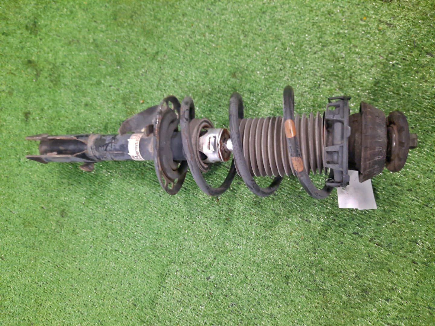 Стойка левая передняя HONDA FIT GD3, GD1 L15A, L13A 1 ракурс