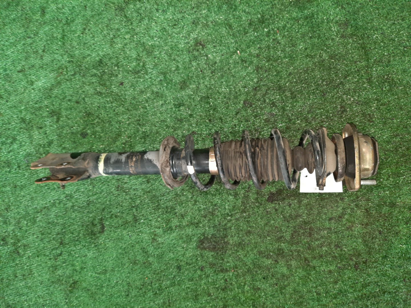 Стойка левая передняя TOYOTA PASSO, BB, BOON, COO KGC15, KGC10, KGC30, NGC30, KGC35, QNC10, QNC20, QNC21, QNC25, M301S, M600S, M601S, M610S, M310S, M300S, M401S, M402S, M411S 1KR-FE, 1NR-FE, K3-VE, 3SZ-VE 1 ракурс