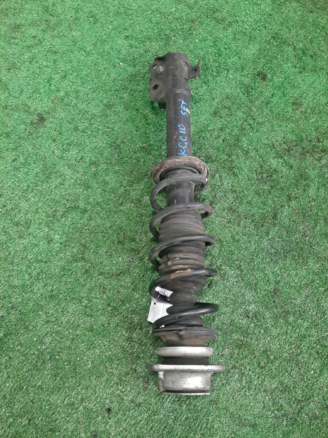 Стойка правая передняя TOYOTA PASSO, BB, BOON, COO KGC15, KGC10, KGC30, NGC30, KGC35, QNC10, QNC20, QNC21, QNC25, M301S, M600S, M601S, M610S, M310S, M300S, M401S, M402S, M411S 1KR-FE, 1NR-FE, K3-VE, 3SZ-VE 1 ракурс