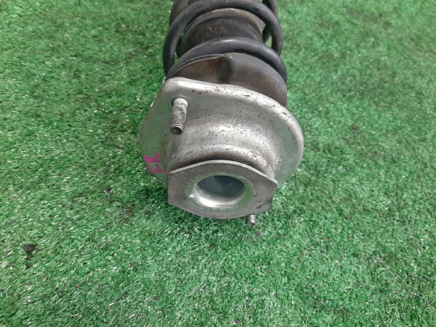Стойка правая передняя TOYOTA PASSO, BB, BOON, COO KGC15, KGC10, KGC30, NGC30, KGC35, QNC10, QNC20, QNC21, QNC25, M301S, M600S, M601S, M610S, M310S, M300S, M401S, M402S, M411S 1KR-FE, 1NR-FE, K3-VE, 3SZ-VE 2 ракурс