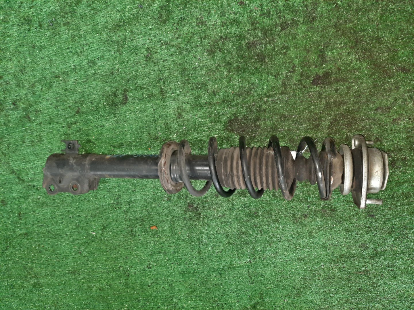Стойка левая передняя TOYOTA PASSO, BB, BOON, COO KGC15, KGC10, KGC30, NGC30, KGC35, QNC10, QNC20, QNC21, QNC25, M301S, M600S, M601S, M610S, M310S, M300S, M401S, M402S, M411S 1KR-FE, 1NR-FE, K3-VE, 3SZ-VE 1 ракурс