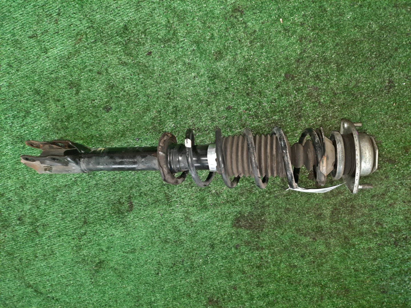 Стойка левая передняя TOYOTA PASSO, BB, BOON, COO KGC15, KGC10, KGC30, NGC30, KGC35, QNC10, QNC20, QNC21, QNC25, M301S, M600S, M601S, M610S, M310S, M300S, M401S, M402S, M411S 1KR-FE, 1NR-FE, K3-VE, 3SZ-VE 1 ракурс