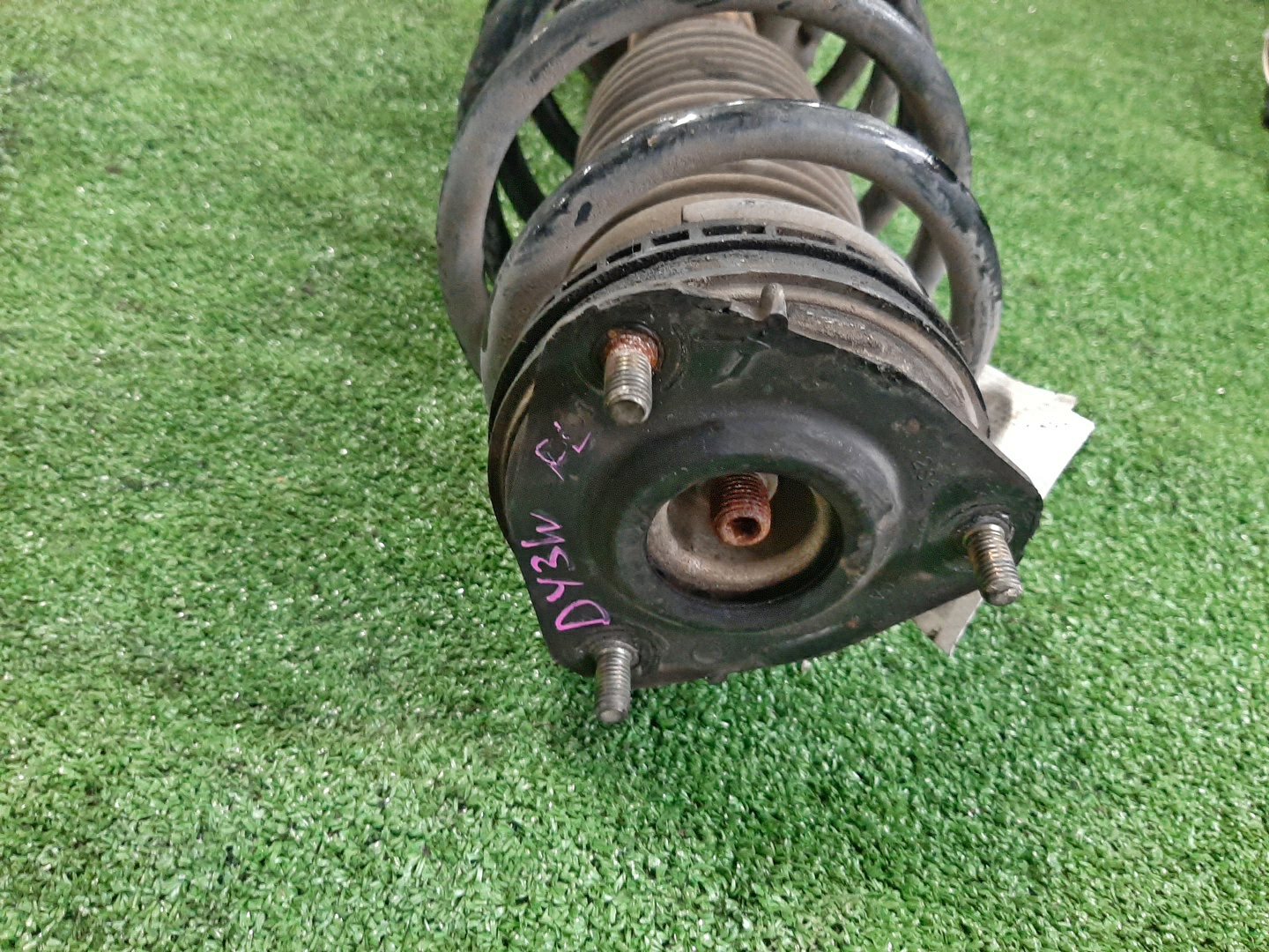 Стойка левая передняя MAZDA DEMIO, VERISA DY3W, DY5W, DY3R, DY5R, DC5R, DC5W ZJ-VE, ZY-VE 2 ракурс